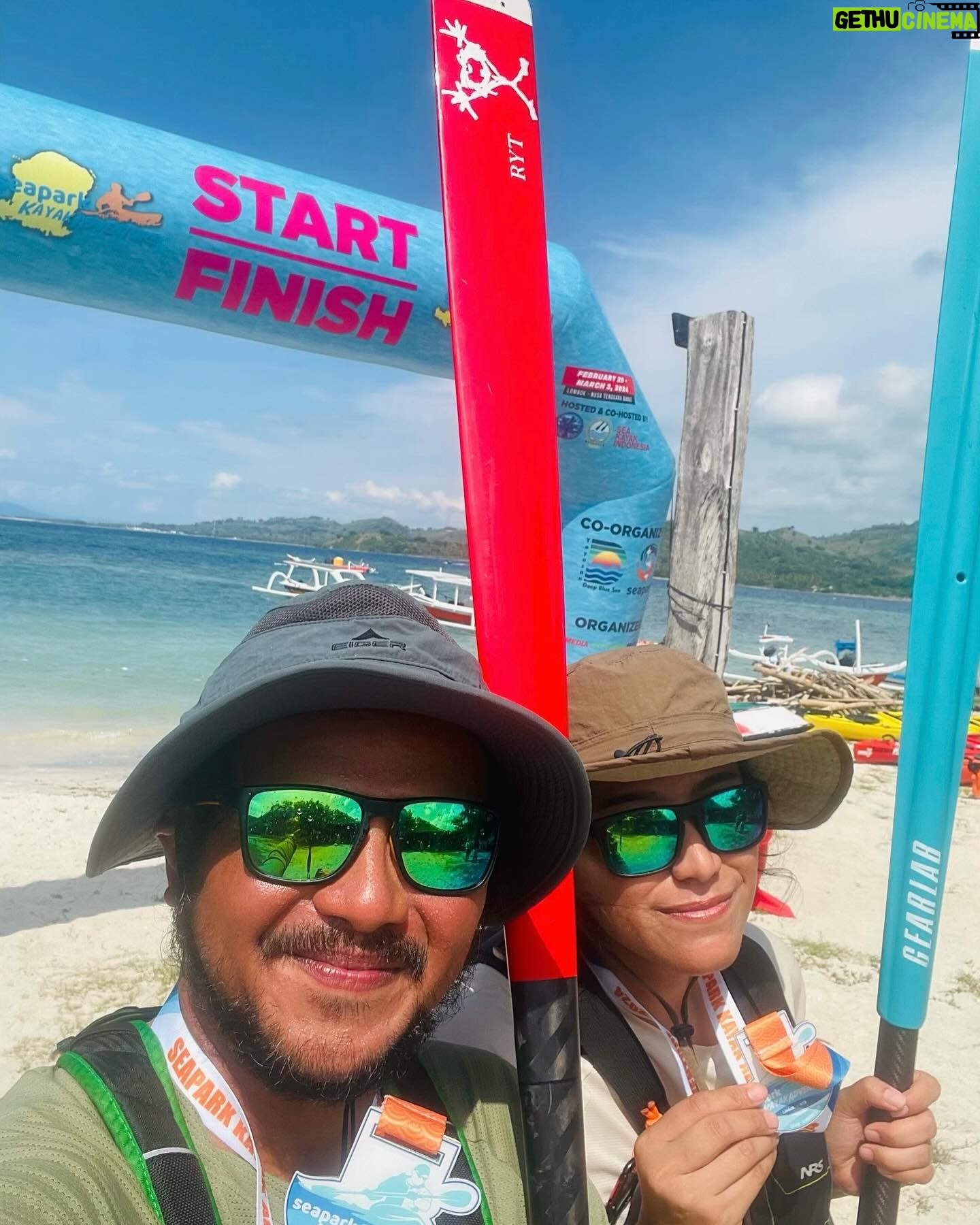 Ramon Y. Tungka - 2.8K Likes - :
Perseverance (ii)
—
Kendati kendala menghadang di Day 1 dan Day 2, Alhamdulillah saya & istri @cisya (mau) mampu menyentuh garis finish dan menuntaskan etape & challenge sejauh hampir 35KM mengitari kawasan perairan Lombok, yakni Gili Air, Gili Meno, Gili Trawangan hingga Gili Nada di kegiatan @seaparkkayak beberapa waktu lalu. Finish Strong!
Beruntung selama berkegiatan kayak laut tempo hari kami dikelilingi dengan sohib-sohib lama dan berjumpa banyak kawan-kawan baru. Seakan menggelar jambore komunitas kayak laut.
Saling belajar, bertukar energi, membangun ide, sampai (hampir saja terjadi) saling menukar kayak sesudah race. Energi luar biasa inilah yang menjelma solar tambahan untuk tetap tangguh menyelesaikan tantangan sampai finish. Tentu belikat & pinggang merengek untuk dipijat setelahnya.
Terimakasih kawan-kawan @seakayakindonesia.official yang telah berjibaku meracik rute. Empat jempol untuk tim rescue dan marshall anti-encok yang dikepalai oleh pelatih @tree_wind_art_o dan @mascpuji
Terimakasih sobat-sobat peserta race, dan tentu selamat untuk para pemenang!
PADDLE HARD, PARTY HARDER!
***
Tak ada yang mudah untuk menyelesaikan race di berbagai cabang olahraga. Ini bukan perihal mampu atau tak mampu. Melainkan mau atau tidak mau.
Tabah sampai akhir, Tuan!
🚣🏻♀️