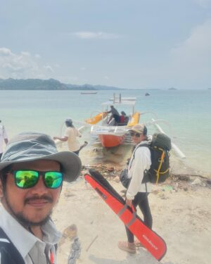 Ramon Y. Tungka Instagram - :
Perseverance (ii)
—

Kendati kendala menghadang di Day 1 dan Day 2, Alhamdulillah saya & istri @cisya (mau) mampu menyentuh garis finish dan menuntaskan etape & challenge sejauh hampir 35KM mengitari kawasan perairan Lombok, yakni Gili Air, Gili Meno, Gili Trawangan hingga Gili Nada di kegiatan @seaparkkayak beberapa waktu lalu. Finish Strong!

Beruntung selama berkegiatan kayak laut tempo hari kami dikelilingi dengan sohib-sohib lama dan berjumpa banyak kawan-kawan baru. Seakan menggelar jambore komunitas kayak laut.

Saling belajar, bertukar energi, membangun ide, sampai (hampir saja terjadi) saling menukar kayak sesudah race. Energi luar biasa inilah yang menjelma solar tambahan untuk tetap tangguh menyelesaikan tantangan sampai finish. Tentu belikat & pinggang merengek untuk dipijat setelahnya.

Terimakasih kawan-kawan @seakayakindonesia.official yang telah berjibaku meracik rute. Empat jempol untuk tim rescue dan marshall anti-encok yang dikepalai oleh pelatih @tree_wind_art_o dan @mascpuji 

Terimakasih sobat-sobat peserta race, dan tentu selamat untuk para pemenang!

PADDLE HARD, PARTY HARDER!

***
Tak ada yang mudah untuk menyelesaikan race di berbagai cabang olahraga. Ini bukan perihal mampu atau tak mampu. Melainkan mau atau tidak mau. 

Tabah sampai akhir, Tuan!
🚣🏻‍♀️