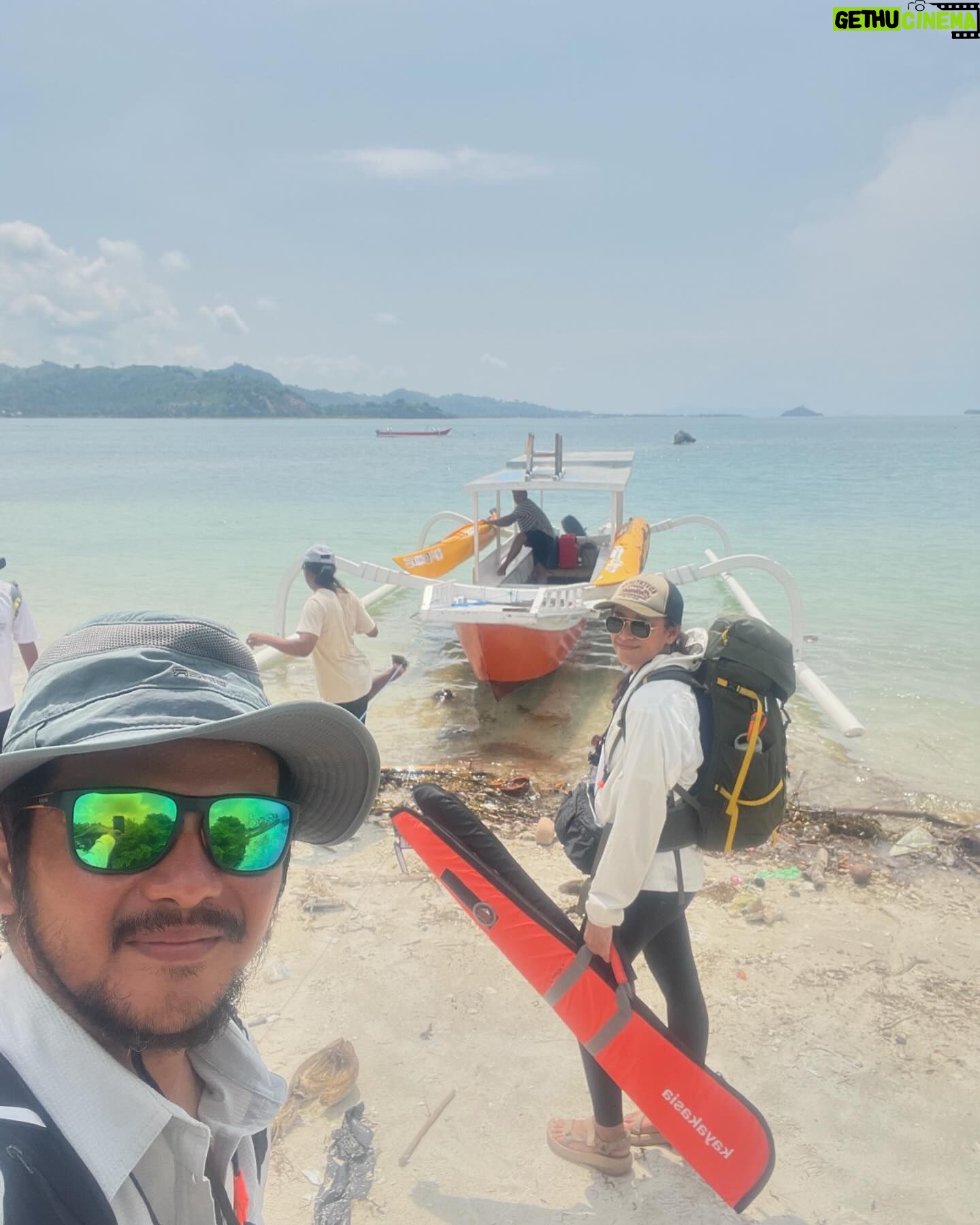 Ramon Y. Tungka - 2.8K Likes - :
Perseverance (ii)
—
Kendati kendala menghadang di Day 1 dan Day 2, Alhamdulillah saya & istri @cisya (mau) mampu menyentuh garis finish dan menuntaskan etape & challenge sejauh hampir 35KM mengitari kawasan perairan Lombok, yakni Gili Air, Gili Meno, Gili Trawangan hingga Gili Nada di kegiatan @seaparkkayak beberapa waktu lalu. Finish Strong!
Beruntung selama berkegiatan kayak laut tempo hari kami dikelilingi dengan sohib-sohib lama dan berjumpa banyak kawan-kawan baru. Seakan menggelar jambore komunitas kayak laut.
Saling belajar, bertukar energi, membangun ide, sampai (hampir saja terjadi) saling menukar kayak sesudah race. Energi luar biasa inilah yang menjelma solar tambahan untuk tetap tangguh menyelesaikan tantangan sampai finish. Tentu belikat & pinggang merengek untuk dipijat setelahnya.
Terimakasih kawan-kawan @seakayakindonesia.official yang telah berjibaku meracik rute. Empat jempol untuk tim rescue dan marshall anti-encok yang dikepalai oleh pelatih @tree_wind_art_o dan @mascpuji
Terimakasih sobat-sobat peserta race, dan tentu selamat untuk para pemenang!
PADDLE HARD, PARTY HARDER!
***
Tak ada yang mudah untuk menyelesaikan race di berbagai cabang olahraga. Ini bukan perihal mampu atau tak mampu. Melainkan mau atau tidak mau.
Tabah sampai akhir, Tuan!
🚣🏻♀️