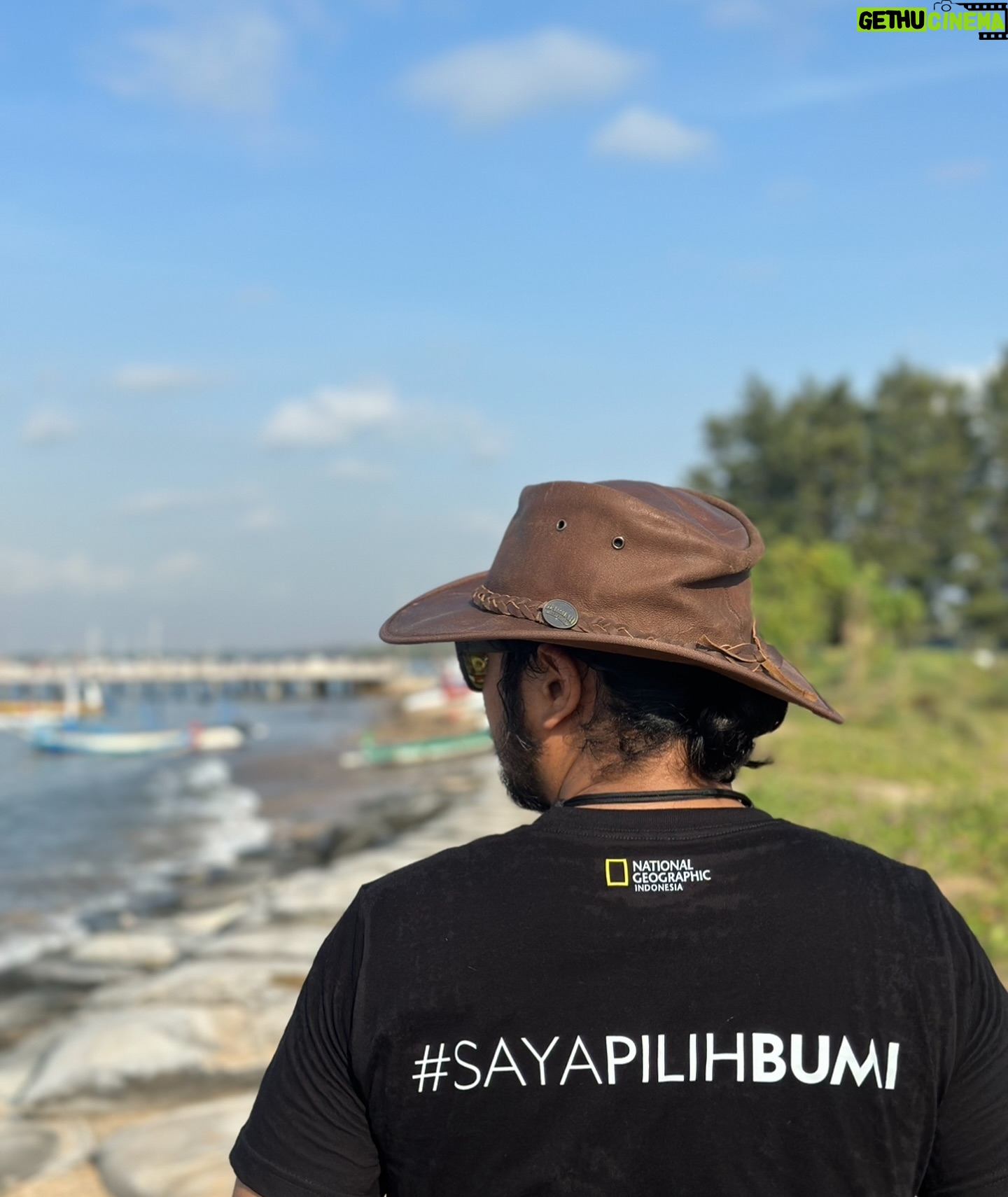 Ramon Y. Tungka - 1.6K Likes - :
“Be mighty, be humble,
Be mighty humble.” - E.V
—
Kata orang “Life begins at 40”. Sebagian percaya angka tersebut adalah usia yang cukup matang untuk mengemban penjelajahan hidup yang lebih akbar lagi.
Hei, kau musafir minat khusus!
Benturan & uban tak mengendurkanmu! Justru mematangkan cakrawalamu. Tetaplah tangguh nan bersahaja, Mon!
Hei, cuk!
Selamat merayakan kehidupan dengan bertumbuh & berproses secara sederhana, sejahtera, dan secukupnya.
Menjadi ayah, suami dan pribadi yang lebih baik & bijak bukanlah hal mudah. Akan tetapi, mojo ku malah semakin bertaji terpacu tuk mewujudkannya.
Mugi-mugi Gusti Pangeran tansah paring kasarasan lan ketentreman.
..
Kini, waktunya menatap & memupuk diri menuju Ramon versi 50! Sekharismatik Kevin Costner kah? Ah! Yang jelas tak jauh dari Eddie Vedder lah..!! Of Course..
Mon, yuk mari kita terus bermain & bertualang!
Sluman, slumun, slamet!
Bismillah..
…
