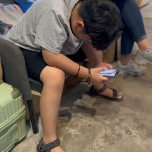 Ramon Y. Tungka Instagram - :
Celebrating Record Store Day!
—
Musim lebaran rekaman rilisan fisik telah dimulai. Kembali turun gunung dan siap berburu.

Baru pekan pertama, tak sabar meliuk-liuk di pekan kedua.

Bukan sekedar beburu potongan harga untuk terus menambah pundi koleksi piringan hitam, namun turut merayakan dan mensupport toko rekaman rilisan fisik. 

#recordstoredayindonesia