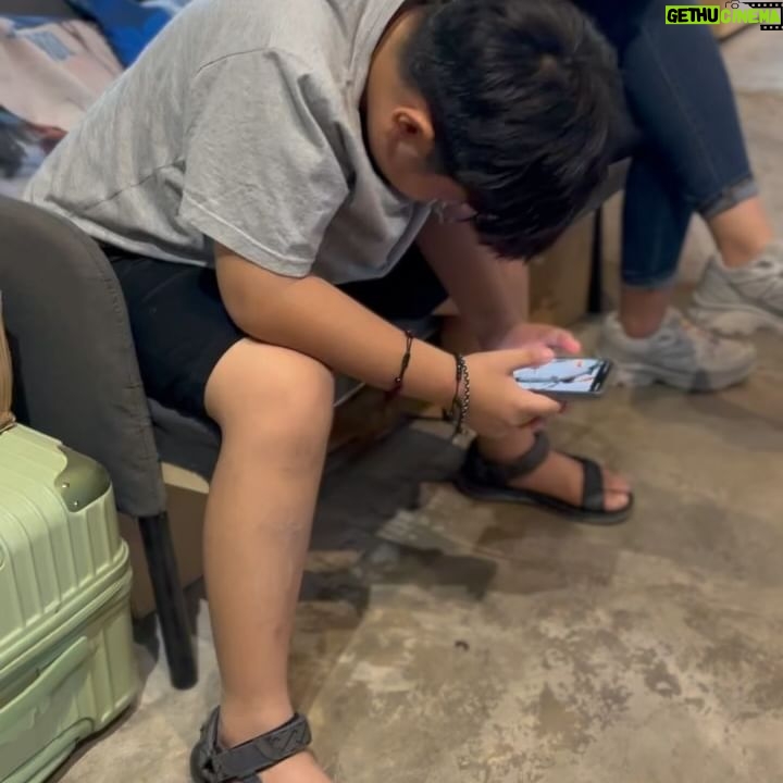 Ramon Y. Tungka - 2.1K Likes - :
Celebrating Record Store Day!
—
Musim lebaran rekaman rilisan fisik telah dimulai. Kembali turun gunung dan siap berburu.
Baru pekan pertama, tak sabar meliuk-liuk di pekan kedua.
Bukan sekedar beburu potongan harga untuk terus menambah pundi koleksi piringan hitam, namun turut merayakan dan mensupport toko rekaman rilisan fisik.
#recordstoredayindonesia