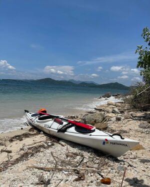 Ramon Y. Tungka Instagram - :
Perseverance (ii)
—

Kendati kendala menghadang di Day 1 dan Day 2, Alhamdulillah saya & istri @cisya (mau) mampu menyentuh garis finish dan menuntaskan etape & challenge sejauh hampir 35KM mengitari kawasan perairan Lombok, yakni Gili Air, Gili Meno, Gili Trawangan hingga Gili Nada di kegiatan @seaparkkayak beberapa waktu lalu. Finish Strong!

Beruntung selama berkegiatan kayak laut tempo hari kami dikelilingi dengan sohib-sohib lama dan berjumpa banyak kawan-kawan baru. Seakan menggelar jambore komunitas kayak laut.

Saling belajar, bertukar energi, membangun ide, sampai (hampir saja terjadi) saling menukar kayak sesudah race. Energi luar biasa inilah yang menjelma solar tambahan untuk tetap tangguh menyelesaikan tantangan sampai finish. Tentu belikat & pinggang merengek untuk dipijat setelahnya.

Terimakasih kawan-kawan @seakayakindonesia.official yang telah berjibaku meracik rute. Empat jempol untuk tim rescue dan marshall anti-encok yang dikepalai oleh pelatih @tree_wind_art_o dan @mascpuji 

Terimakasih sobat-sobat peserta race, dan tentu selamat untuk para pemenang!

PADDLE HARD, PARTY HARDER!

***
Tak ada yang mudah untuk menyelesaikan race di berbagai cabang olahraga. Ini bukan perihal mampu atau tak mampu. Melainkan mau atau tidak mau. 

Tabah sampai akhir, Tuan!
🚣🏻‍♀️