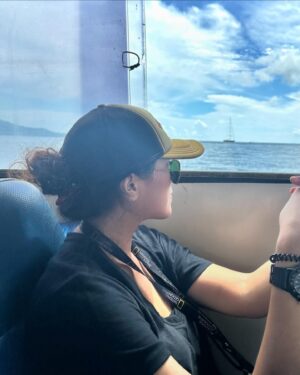 Ramon Y. Tungka Instagram - :
Perseverance (ii)
—

Kendati kendala menghadang di Day 1 dan Day 2, Alhamdulillah saya & istri @cisya (mau) mampu menyentuh garis finish dan menuntaskan etape & challenge sejauh hampir 35KM mengitari kawasan perairan Lombok, yakni Gili Air, Gili Meno, Gili Trawangan hingga Gili Nada di kegiatan @seaparkkayak beberapa waktu lalu. Finish Strong!

Beruntung selama berkegiatan kayak laut tempo hari kami dikelilingi dengan sohib-sohib lama dan berjumpa banyak kawan-kawan baru. Seakan menggelar jambore komunitas kayak laut.

Saling belajar, bertukar energi, membangun ide, sampai (hampir saja terjadi) saling menukar kayak sesudah race. Energi luar biasa inilah yang menjelma solar tambahan untuk tetap tangguh menyelesaikan tantangan sampai finish. Tentu belikat & pinggang merengek untuk dipijat setelahnya.

Terimakasih kawan-kawan @seakayakindonesia.official yang telah berjibaku meracik rute. Empat jempol untuk tim rescue dan marshall anti-encok yang dikepalai oleh pelatih @tree_wind_art_o dan @mascpuji 

Terimakasih sobat-sobat peserta race, dan tentu selamat untuk para pemenang!

PADDLE HARD, PARTY HARDER!

***
Tak ada yang mudah untuk menyelesaikan race di berbagai cabang olahraga. Ini bukan perihal mampu atau tak mampu. Melainkan mau atau tidak mau. 

Tabah sampai akhir, Tuan!
🚣🏻‍♀️
