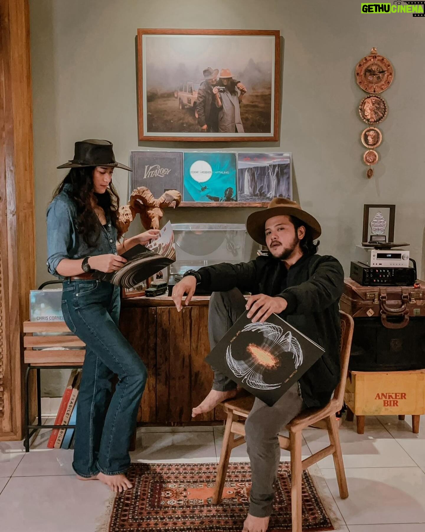 Ramon Y. Tungka - 870 Likes - :
Dark Matter.
—
Finally!
Album ke 12 kwintet Seattle ini tiba di rumah. Tentu deg-degan mendengarkannya pertama kali.
Beres memoles album solo Eddie Vedder, Earthling, 2022, lalu Iggy Pop, Dua Lipa dan terakhir Rolling Stone, Andrew Watt kini dipercaya sebagai produser. Konon katanya Pearl Jam mempengaruhi naluri bermusik Andrew remaja. Hasilnya?
Seakan nomor bersambung, baru saja dihajar track pembuka “Scared Of Fear”, langsung “React, Respond” menyambar dengan tematik senafas. Non-stop diseret laju drum Matt Cameron. Dejavu dengan Badmotorfinger?
Dua nomor diatas pantas disebut manifesto album.
Beberapa track lain seperti “Dark Matter”, “Running”, “Upper Hand” turut andil mengembalikan Pearl Jam ke trahnya. Ed yang (tetap) tegas, disembur sayatan gitar Mike McCready (plus Stone Gossard). Ohya betotan bass Jeff Ament disini rasanya seperti sedang cosplay Batman vs Joker bareng Matt. Saling memburu dengan berkelas.
Berbeda dengan album pendahulunya, Gigaton, 2020, yang didominasi keterhubungan dengan kondisi bumi sehingga layak disebut album soundtrack krisis iklim global, Dark Matter kembali menyuguhan keterhubungan antar manusia. Diksi kromo-english pun tetap menyempil di beberapa lagu.
Nomor-nomor seperti “Got to Give” & “Won’t Tell” terasa dekat dengan materi-materi Earthling. Manis. Bahkan aura Tom Petty hadir lagi pada “Wreckage”. Lalu “Something Special” cocok menjadi musik latar bar-fight ala Americana.
Disamping “React, Respond”, “Waiting for Stevie” muncul menjadi jagoan saya. Kompleksitas perasaan dari ketidaksempurnaan, serta harapan akan ketulusan, menambah mahalnya vibes lagu. The game changer! Simak sampai akhir lagu.
Dari wawancara dengan Howard Stern, terungkap, siapa sosok Stevie? Untung saja terkoneksi ke Stevie Wonder. Bukan Stevie G.
“Setting Sun” menjadi penutup yang sentimental dari seorang Eddie. Mengangkat keberanian untuk menyudahi, yang disuguhkan secara apik.
Tanpa mengesampingkan peran yang lain, bagi saya Mike & Matt pantas naik podium bareng kali ini. Duet metronom yang beratraksi dominan nan ajeg.
Entah ajian apa yang dirapal oleh Andrew saat menata & memproduseri album ini.
Segar, matang dan berkelas!