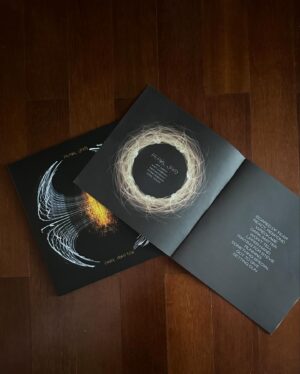 Ramon Y. Tungka Instagram - :
Dark Matter.
—
Finally! 
Album ke 12 kwintet Seattle ini tiba di rumah. Tentu deg-degan mendengarkannya pertama kali. 

Beres memoles album solo Eddie Vedder, Earthling, 2022, lalu Iggy Pop, Dua Lipa dan terakhir Rolling Stone, Andrew Watt kini dipercaya sebagai produser. Konon katanya Pearl Jam mempengaruhi naluri bermusik Andrew remaja. Hasilnya?

Seakan nomor bersambung, baru saja dihajar track pembuka “Scared Of Fear”, langsung “React, Respond” menyambar dengan tematik senafas. Non-stop diseret laju drum Matt Cameron. Dejavu dengan Badmotorfinger?

Dua nomor diatas pantas disebut manifesto album. 

Beberapa track lain seperti “Dark Matter”, “Running”, “Upper Hand” turut andil mengembalikan Pearl Jam ke trahnya. Ed yang (tetap) tegas, disembur sayatan gitar Mike McCready (plus Stone Gossard). Ohya betotan bass Jeff Ament disini rasanya seperti sedang cosplay Batman vs Joker bareng Matt. Saling memburu dengan berkelas.

Berbeda dengan album pendahulunya, Gigaton, 2020, yang didominasi keterhubungan dengan kondisi bumi sehingga layak disebut album soundtrack krisis iklim global, Dark Matter kembali menyuguhan keterhubungan antar manusia. Diksi kromo-english pun tetap menyempil di beberapa lagu. 

Nomor-nomor seperti “Got to Give” & “Won’t Tell” terasa dekat dengan materi-materi Earthling. Manis. Bahkan aura Tom Petty hadir lagi pada “Wreckage”. Lalu “Something Special” cocok menjadi musik latar bar-fight ala Americana.

Disamping “React, Respond”, “Waiting for Stevie” muncul menjadi jagoan saya. Kompleksitas perasaan dari ketidaksempurnaan, serta harapan akan ketulusan, menambah mahalnya vibes lagu. The game changer! Simak sampai akhir lagu. 

Dari wawancara dengan Howard Stern, terungkap, siapa sosok Stevie? Untung saja terkoneksi ke Stevie Wonder. Bukan Stevie G. 

“Setting Sun” menjadi penutup yang sentimental dari seorang Eddie. Mengangkat keberanian untuk menyudahi, yang disuguhkan secara apik. 

Tanpa mengesampingkan peran yang lain, bagi saya Mike & Matt pantas naik podium bareng kali ini. Duet metronom yang beratraksi dominan nan ajeg.

Entah ajian apa yang dirapal oleh Andrew saat menata & memproduseri album ini. 

Segar, matang dan berkelas!