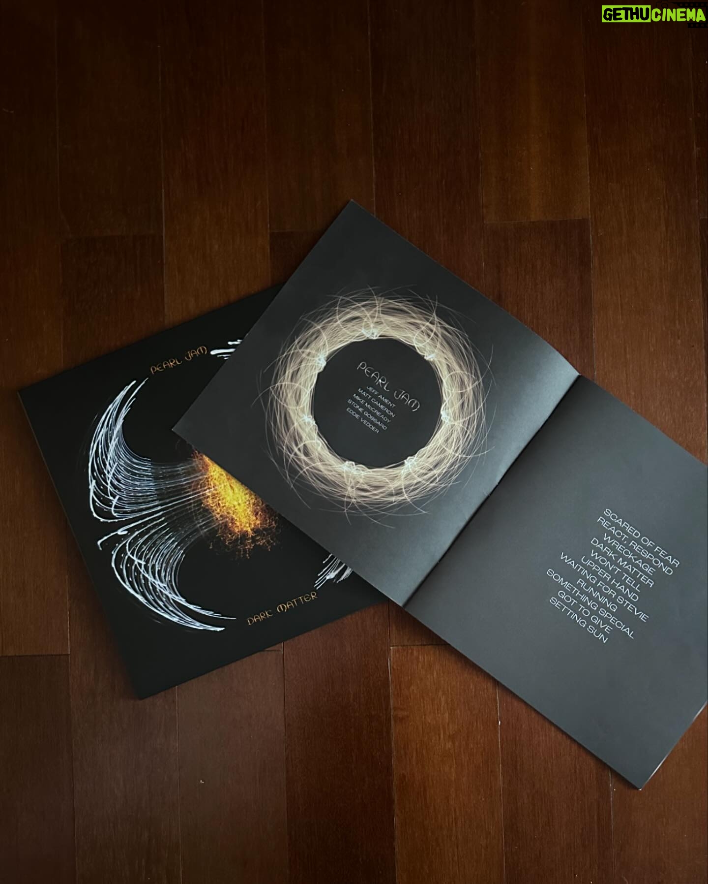 Ramon Y. Tungka - 870 Likes - :
Dark Matter.
—
Finally!
Album ke 12 kwintet Seattle ini tiba di rumah. Tentu deg-degan mendengarkannya pertama kali.
Beres memoles album solo Eddie Vedder, Earthling, 2022, lalu Iggy Pop, Dua Lipa dan terakhir Rolling Stone, Andrew Watt kini dipercaya sebagai produser. Konon katanya Pearl Jam mempengaruhi naluri bermusik Andrew remaja. Hasilnya?
Seakan nomor bersambung, baru saja dihajar track pembuka “Scared Of Fear”, langsung “React, Respond” menyambar dengan tematik senafas. Non-stop diseret laju drum Matt Cameron. Dejavu dengan Badmotorfinger?
Dua nomor diatas pantas disebut manifesto album.
Beberapa track lain seperti “Dark Matter”, “Running”, “Upper Hand” turut andil mengembalikan Pearl Jam ke trahnya. Ed yang (tetap) tegas, disembur sayatan gitar Mike McCready (plus Stone Gossard). Ohya betotan bass Jeff Ament disini rasanya seperti sedang cosplay Batman vs Joker bareng Matt. Saling memburu dengan berkelas.
Berbeda dengan album pendahulunya, Gigaton, 2020, yang didominasi keterhubungan dengan kondisi bumi sehingga layak disebut album soundtrack krisis iklim global, Dark Matter kembali menyuguhan keterhubungan antar manusia. Diksi kromo-english pun tetap menyempil di beberapa lagu.
Nomor-nomor seperti “Got to Give” & “Won’t Tell” terasa dekat dengan materi-materi Earthling. Manis. Bahkan aura Tom Petty hadir lagi pada “Wreckage”. Lalu “Something Special” cocok menjadi musik latar bar-fight ala Americana.
Disamping “React, Respond”, “Waiting for Stevie” muncul menjadi jagoan saya. Kompleksitas perasaan dari ketidaksempurnaan, serta harapan akan ketulusan, menambah mahalnya vibes lagu. The game changer! Simak sampai akhir lagu.
Dari wawancara dengan Howard Stern, terungkap, siapa sosok Stevie? Untung saja terkoneksi ke Stevie Wonder. Bukan Stevie G.
“Setting Sun” menjadi penutup yang sentimental dari seorang Eddie. Mengangkat keberanian untuk menyudahi, yang disuguhkan secara apik.
Tanpa mengesampingkan peran yang lain, bagi saya Mike & Matt pantas naik podium bareng kali ini. Duet metronom yang beratraksi dominan nan ajeg.
Entah ajian apa yang dirapal oleh Andrew saat menata & memproduseri album ini.
Segar, matang dan berkelas!