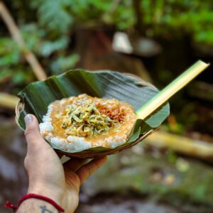 Ramon Y. Tungka Instagram - :
Dapat dipastikan bahwa memilih menu berbuka jauh lebih susah dibanding memilih menu sahur. 

Oleh sebab perut tak dimanja selama berjam-jam, maka sekalinya berbuka, rasanya ingin melahap semuanya. Pembalasan.

Namun, selain impak kekenyangan yang tidak sehat, gunungan sampah plastik pun berpotensi tak bisa dihindari. Dampak buasnya pembalasan. 

Dibutuhkan kecermatan memilih dan memilah menu serta keperluan selama bulan Ramadan, kawan. 

Alangkah lebih bijak bila membawa wadah & alat makan sendiri ketika membeli ta’jil. Namun setidaknya cukup dengan mampu menahan nafsu lapar mata menjelang berbuka, kita dapat meminimalisir potensi timbunan sampah plastik sekali pakai yang berasal dari pembungkus aneka ta’jil.

Tak perlu semua dibeli dan dilahap sekaligus sebagai wujud pembalasan. Bukankah masih ada 4 minggu lagi untuk mencoba varian ta’jil lainnya?

***
Foto diatas dapat menjadi sebuah inspirasi. Menampilkan bubur tradisional khas Bali yang berbahan dasar olahan hasil bumi dan disajikan pula secara alami. Tentu bisa diolah kembali, sehingga tak menghasilkan sampah. 

Sobat Bumi, dalam ajaran manapun, kiranya apapun makanan didepan kita, wajib disyukuri dan dihabiskan. Menikmati dengan sederhana & secukupnya. Lantas bersyukur sebesar-besarnya. 

“Wahai anak cucu Adam! Pakailah pakaianmu yang bagus di setiap (memasuki) masjid, makan dan minumlah. Tetapi jangan berlebih-lebihan. Sungguh Allah tak menyukai orang yang berlebih-lebihan.” (QS. Al-A’raf: 31)

***
Semoga kita diberkahi kenikmatan dan kekhusyukan dalam beribadah puasa, dan Inshallah dapat mewujudkan Ramadan yang lebih sehat dan tetap ramah lingkungan. 

#sayapilihbumi
#nationalgeographicindonesia
#sayapejalanbijak