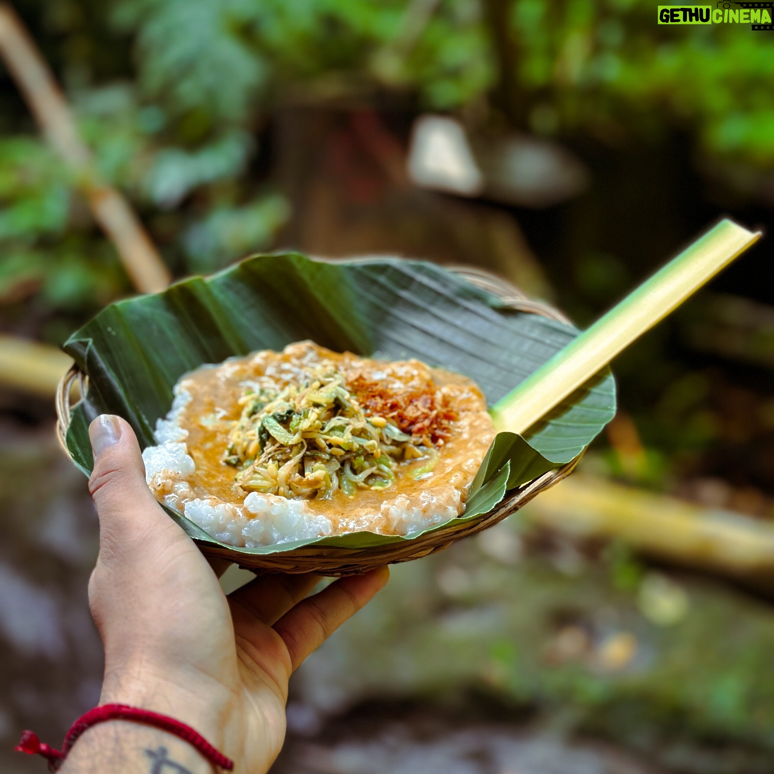 Ramon Y. Tungka - 1.1K Likes - :
Dapat dipastikan bahwa memilih menu berbuka jauh lebih susah dibanding memilih menu sahur.
Oleh sebab perut tak dimanja selama berjam-jam, maka sekalinya berbuka, rasanya ingin melahap semuanya. Pembalasan.
Namun, selain impak kekenyangan yang tidak sehat, gunungan sampah plastik pun berpotensi tak bisa dihindari. Dampak buasnya pembalasan.
Dibutuhkan kecermatan memilih dan memilah menu serta keperluan selama bulan Ramadan, kawan.
Alangkah lebih bijak bila membawa wadah & alat makan sendiri ketika membeli ta’jil. Namun setidaknya cukup dengan mampu menahan nafsu lapar mata menjelang berbuka, kita dapat meminimalisir potensi timbunan sampah plastik sekali pakai yang berasal dari pembungkus aneka ta’jil.
Tak perlu semua dibeli dan dilahap sekaligus sebagai wujud pembalasan. Bukankah masih ada 4 minggu lagi untuk mencoba varian ta’jil lainnya?
***
Foto diatas dapat menjadi sebuah inspirasi. Menampilkan bubur tradisional khas Bali yang berbahan dasar olahan hasil bumi dan disajikan pula secara alami. Tentu bisa diolah kembali, sehingga tak menghasilkan sampah.
Sobat Bumi, dalam ajaran manapun, kiranya apapun makanan didepan kita, wajib disyukuri dan dihabiskan. Menikmati dengan sederhana & secukupnya. Lantas bersyukur sebesar-besarnya.
“Wahai anak cucu Adam! Pakailah pakaianmu yang bagus di setiap (memasuki) masjid, makan dan minumlah. Tetapi jangan berlebih-lebihan. Sungguh Allah tak menyukai orang yang berlebih-lebihan.” (QS. Al-A’raf: 31)
***
Semoga kita diberkahi kenikmatan dan kekhusyukan dalam beribadah puasa, dan Inshallah dapat mewujudkan Ramadan yang lebih sehat dan tetap ramah lingkungan.
#sayapilihbumi
#nationalgeographicindonesia
#sayapejalanbijak