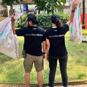Ramon Y. Tungka Instagram - : Dear, Le Bojo. 

Berniat menyiapkan makanan untukmu, menggoreng birthday cake, serta membereskan rumah di hari kelahiranmu ini rasanya bukan ide yang baik. Malah berpotensi runyam hasilnya. 
Percayalah sayang, you’re irreplaceable! Terlebih meladeni suamimu yang nyentrik nan mbetik ini. 

Meski aku bergelimang keteledoran dan ketidaksempurnaan, tapi doa yang kupanjatkan terkirim tulus untukmu:

Sehat selalu menyertaimu, kemudahan selalu bersahabat denganmu, kebahagiaan selalu bersamamu dan kita, serta keberkahan selalu memelukmu.

Termasuk berkah buatku yang selalu memelukmu.. dengan penuh rayu, tentoenja!

Tetap tangguh berdiri dan melangkah, bertualang dan tak lelah memberi manfaat baik untuk banyak orang. 

Terus bertumbuh dan bergandengan tangan dengan sederhana, Mon Bojo!🐱

HAPPY BIRTHDAY my favorite superhuman!
Love you😘