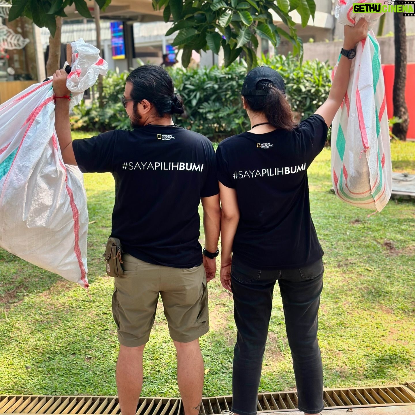 Ramon Y. Tungka - 6.5K Likes - : Dear, Le Bojo.
Berniat menyiapkan makanan untukmu, menggoreng birthday cake, serta membereskan rumah di hari kelahiranmu ini rasanya bukan ide yang baik. Malah berpotensi runyam hasilnya.
Percayalah sayang, you’re irreplaceable! Terlebih meladeni suamimu yang nyentrik nan mbetik ini.
Meski aku bergelimang keteledoran dan ketidaksempurnaan, tapi doa yang kupanjatkan terkirim tulus untukmu:
Sehat selalu menyertaimu, kemudahan selalu bersahabat denganmu, kebahagiaan selalu bersamamu dan kita, serta keberkahan selalu memelukmu.
Termasuk berkah buatku yang selalu memelukmu.. dengan penuh rayu, tentoenja!
Tetap tangguh berdiri dan melangkah, bertualang dan tak lelah memberi manfaat baik untuk banyak orang.
Terus bertumbuh dan bergandengan tangan dengan sederhana, Mon Bojo!🐱
HAPPY BIRTHDAY my favorite superhuman!
Love you😘