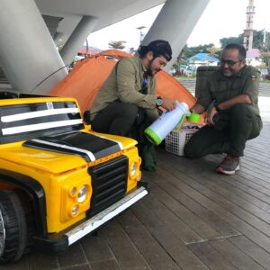 Ramon Y. Tungka Instagram - :
Saya Pilih Bumi:
—
Jelas tak perlu berpikir dua kali ketika sobat dan mentor saya Abah @didikasim memanggil untuk terlibat lebih jauh tahun ini bersama si kotak kuning @natgeoindonesia dan kampanye @sayapilihbumi nya.

Gagasan dan rencana dioplos secara militansi. Pemetaan ide yang diinisiasi sobat kami, Alm. @dickyloebis bukanlah sembarang cetak biru. Sebuah inspirasi energi yang menjelma suntikan bahan bakar untuk kami dalam meneruskan perjuangannya. 

Sebab pekerjaan rumah untuk lebih memberi peluang untuk planet ini masihlah panjang. Bukan hal mudah tentunya! Tak segampang melinting bakau seperti Jeng Yah. 

Belum lagi dorongan dari banyak kawan untuk mengusung si Abah dan saya sebagai capres dan cawapres mewakili syarikat kawan-kawan komunitas untuk lebih mengadvokasi dan menyuarakan upaya-upaya yang berpihak pada lingkungan. 

Tapi kami tahu diri dan sepakat bahwa belum saatnya kami naik ke podium. Meski kharismatik tapi kami eling belum cukup cakap dan belum berprofil tinggi. 

Sebab kami cenderung berkiblat pada mazhab kelana, alias berhalan-halan dengan terus mendukung upaya kawan-kawan di akar rumput. Ketimbang diatas mimbar kami lebih nyaman bergumul berdiskusi membangun ide dan berkelakar di warung kopi.

Sesuai kaidahnya, kami menjelajah, menelusuri dan menjemput pengetetahuan untuk kemudian mewartakannya dengan tetap menggenggam mantra : Saya Baplang (bapack-bapack petualang) dan…

SAYA PILIH BUMI! ♻️
—
#nationalgeographicindonesia 
#sayapilihbumi 
#sayapejalanbijak 
—

Tak lupa, di usia yang baru semoga kau makin menyala, Bah! Agar terus dapat menginspirasi banyak orang dan sehat terus dalam meneruskan kampanye ini. Aamiin. 

Tentu kerja keras ini ‘kan kita dedikasikan untuk Alm.Dicky.
