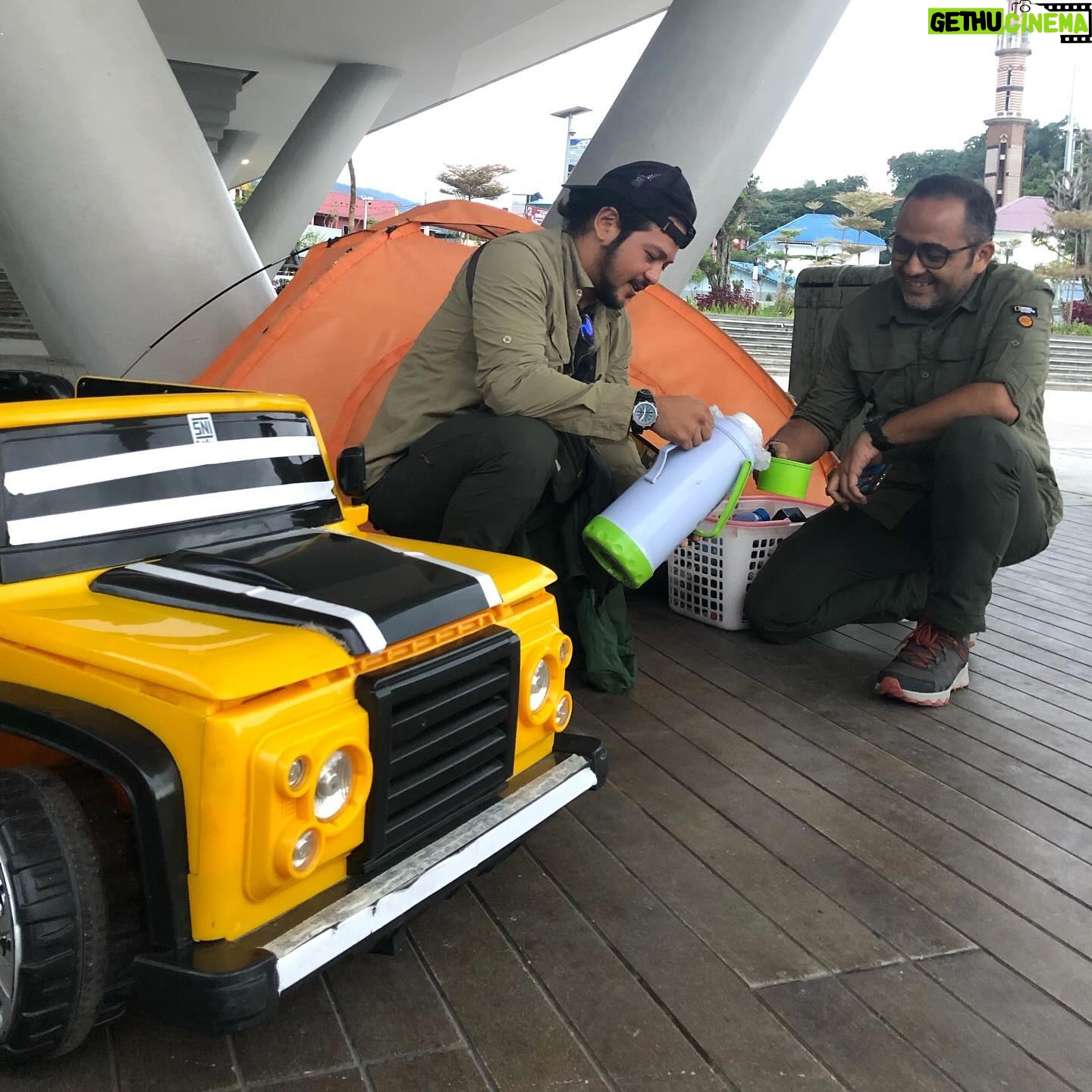 Ramon Y. Tungka - 1K Likes - :
Saya Pilih Bumi:
—
Jelas tak perlu berpikir dua kali ketika sobat dan mentor saya Abah @didikasim memanggil untuk terlibat lebih jauh tahun ini bersama si kotak kuning @natgeoindonesia dan kampanye @sayapilihbumi nya.
Gagasan dan rencana dioplos secara militansi. Pemetaan ide yang diinisiasi sobat kami, Alm. @dickyloebis bukanlah sembarang cetak biru. Sebuah inspirasi energi yang menjelma suntikan bahan bakar untuk kami dalam meneruskan perjuangannya.
Sebab pekerjaan rumah untuk lebih memberi peluang untuk planet ini masihlah panjang. Bukan hal mudah tentunya! Tak segampang melinting bakau seperti Jeng Yah.
Belum lagi dorongan dari banyak kawan untuk mengusung si Abah dan saya sebagai capres dan cawapres mewakili syarikat kawan-kawan komunitas untuk lebih mengadvokasi dan menyuarakan upaya-upaya yang berpihak pada lingkungan.
Tapi kami tahu diri dan sepakat bahwa belum saatnya kami naik ke podium. Meski kharismatik tapi kami eling belum cukup cakap dan belum berprofil tinggi.
Sebab kami cenderung berkiblat pada mazhab kelana, alias berhalan-halan dengan terus mendukung upaya kawan-kawan di akar rumput. Ketimbang diatas mimbar kami lebih nyaman bergumul berdiskusi membangun ide dan berkelakar di warung kopi.
Sesuai kaidahnya, kami menjelajah, menelusuri dan menjemput pengetetahuan untuk kemudian mewartakannya dengan tetap menggenggam mantra : Saya Baplang (bapack-bapack petualang) dan…
SAYA PILIH BUMI! ♻️
—
#nationalgeographicindonesia
#sayapilihbumi
#sayapejalanbijak
—
Tak lupa, di usia yang baru semoga kau makin menyala, Bah! Agar terus dapat menginspirasi banyak orang dan sehat terus dalam meneruskan kampanye ini. Aamiin.
Tentu kerja keras ini ‘kan kita dedikasikan untuk Alm.Dicky.