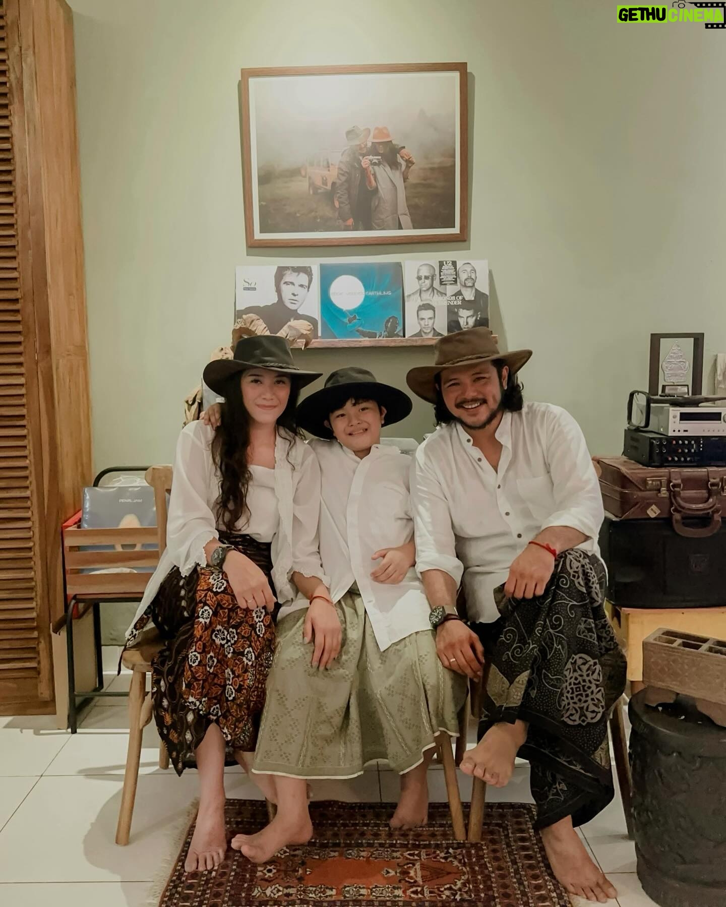 Ramon Y. Tungka - 4.9K Likes - :
Riyoyo.
—
Ngaturaken sembah pangabekti,
nyuwun pangapunten dumateng sedaya kalepatan kula.
Mugi lineburo ing dinten riyaya punika.
Di hari yang fitri ini kami mengutarakan bakti dan meminta maaf atas semua kesalahan. Semoga dileburkan di hari raya ini.
Aamiin.
Selamat berlebaran berliburan bermakan-makan.
🙏