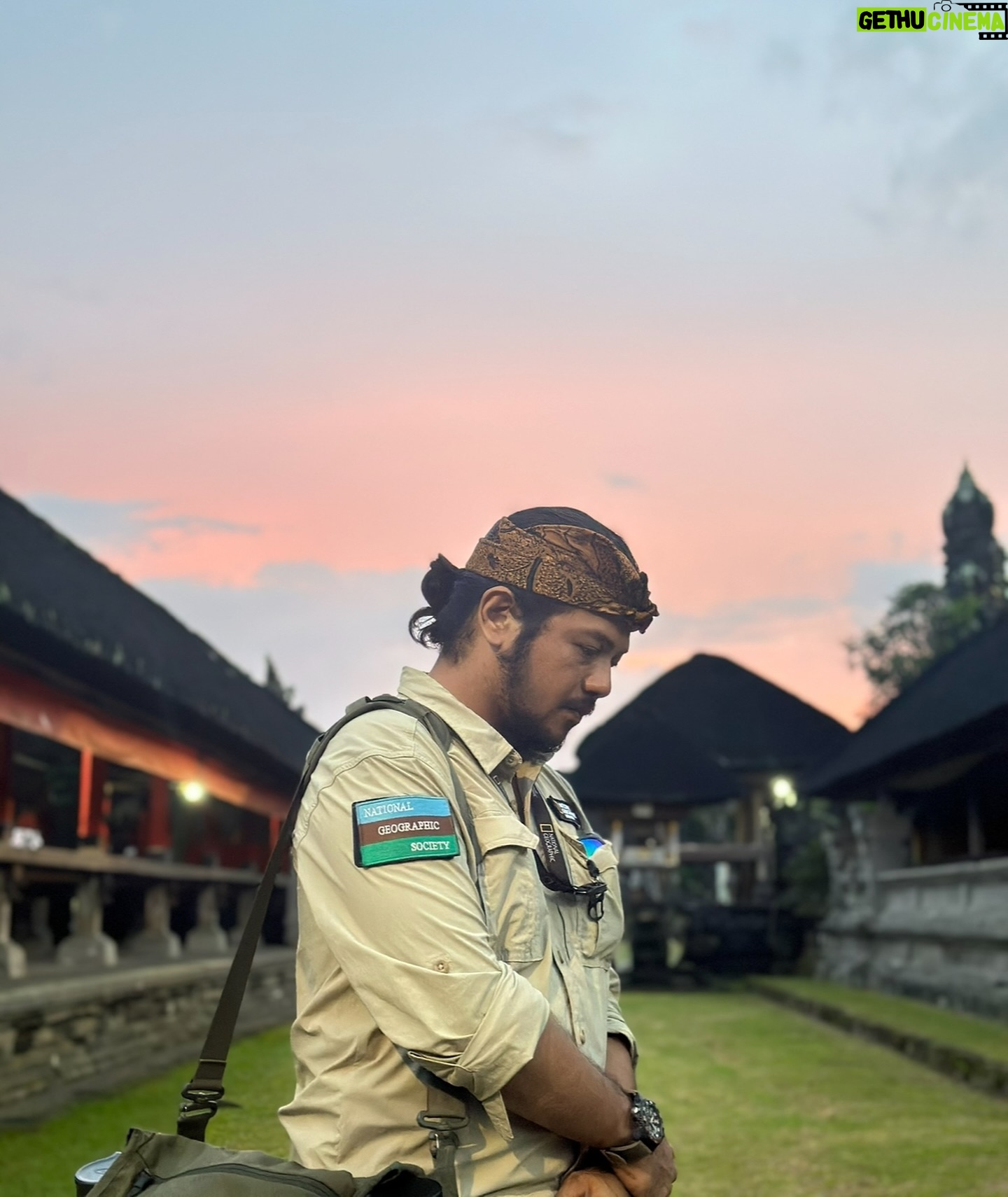 Ramon Y. Tungka - 1.6K Likes - :
“Be mighty, be humble,
Be mighty humble.” - E.V
—
Kata orang “Life begins at 40”. Sebagian percaya angka tersebut adalah usia yang cukup matang untuk mengemban penjelajahan hidup yang lebih akbar lagi.
Hei, kau musafir minat khusus!
Benturan & uban tak mengendurkanmu! Justru mematangkan cakrawalamu. Tetaplah tangguh nan bersahaja, Mon!
Hei, cuk!
Selamat merayakan kehidupan dengan bertumbuh & berproses secara sederhana, sejahtera, dan secukupnya.
Menjadi ayah, suami dan pribadi yang lebih baik & bijak bukanlah hal mudah. Akan tetapi, mojo ku malah semakin bertaji terpacu tuk mewujudkannya.
Mugi-mugi Gusti Pangeran tansah paring kasarasan lan ketentreman.
..
Kini, waktunya menatap & memupuk diri menuju Ramon versi 50! Sekharismatik Kevin Costner kah? Ah! Yang jelas tak jauh dari Eddie Vedder lah..!! Of Course..
Mon, yuk mari kita terus bermain & bertualang!
Sluman, slumun, slamet!
Bismillah..
…