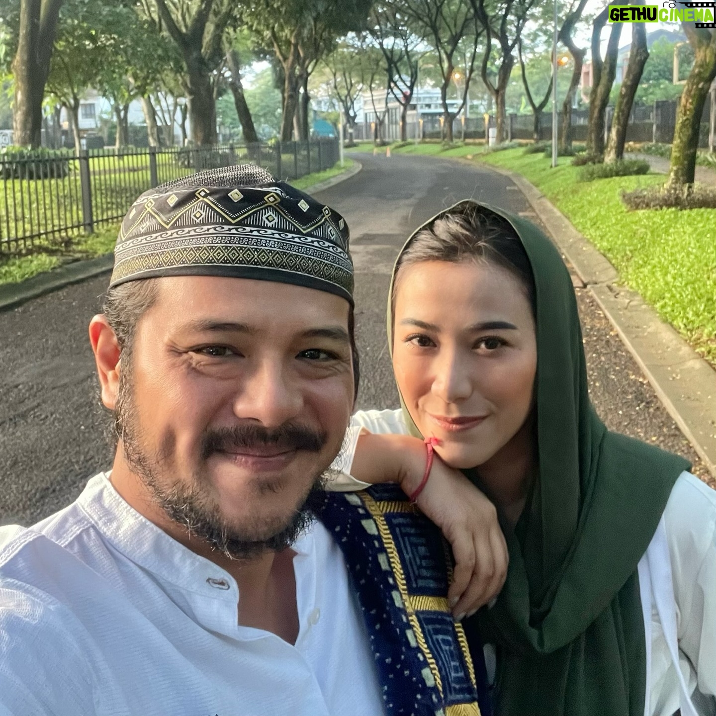 Ramon Y. Tungka - 6.5K Likes - : Dear, Le Bojo.
Berniat menyiapkan makanan untukmu, menggoreng birthday cake, serta membereskan rumah di hari kelahiranmu ini rasanya bukan ide yang baik. Malah berpotensi runyam hasilnya.
Percayalah sayang, you’re irreplaceable! Terlebih meladeni suamimu yang nyentrik nan mbetik ini.
Meski aku bergelimang keteledoran dan ketidaksempurnaan, tapi doa yang kupanjatkan terkirim tulus untukmu:
Sehat selalu menyertaimu, kemudahan selalu bersahabat denganmu, kebahagiaan selalu bersamamu dan kita, serta keberkahan selalu memelukmu.
Termasuk berkah buatku yang selalu memelukmu.. dengan penuh rayu, tentoenja!
Tetap tangguh berdiri dan melangkah, bertualang dan tak lelah memberi manfaat baik untuk banyak orang.
Terus bertumbuh dan bergandengan tangan dengan sederhana, Mon Bojo!🐱
HAPPY BIRTHDAY my favorite superhuman!
Love you😘