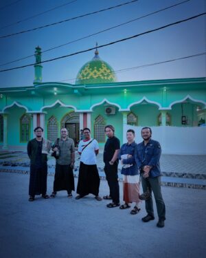 Ramon Y. Tungka Instagram - : Dari pesisir timur Borneo kami kirimkan ucapan selamat hari raya Idul Adha.
—
Agenda penugasan tim National Geographic Indonesia di kawasan Derawan, Berau, Kalimantan Timur kali ini terasa berbeda. Bertepatan dengan hari raya kurban tahun ini menjadikannya lebih berkesan.

Sejak takbir menggema di malam sebelumnya, keintiman dan kekhusyukan nan sederhana terjalin di pulau berpenghuni sekitar 1500 jiwa tersebut. Adzan subuh yang mengalun turut mempertebal nuansa kesyahduan di kala fajar. Bergotong-royong panitia Masjid Jami Al-Ikhlas Derawan mempersiapkan pelaksanan Sholat Ied. 

Satu persatu jamaah mendekati sumber suara takbir dan bermuara di satu-satunya masjid di pulau seluas 43 hektar ini. Kendati jauh dari ramai sukacita perayaan di kota-kota besar lainnya, kami berbaur bersama kehangatan masyarakat Derawan. Kekhidmatan mungil yang turut menambah bahan bakar semangat kami dalam menuntaskan ekspedisi.

Dengan segala kerendahan hati nan sederhana kami sampaikan ucapan selamat hari raya Idul Adha. Semoga keberkahan selalu menyelimuti dimanapun kita berada. Terima kasih Derawan!

Perjalanan kami terus berlanjut.

#nationalgeographicindonesia