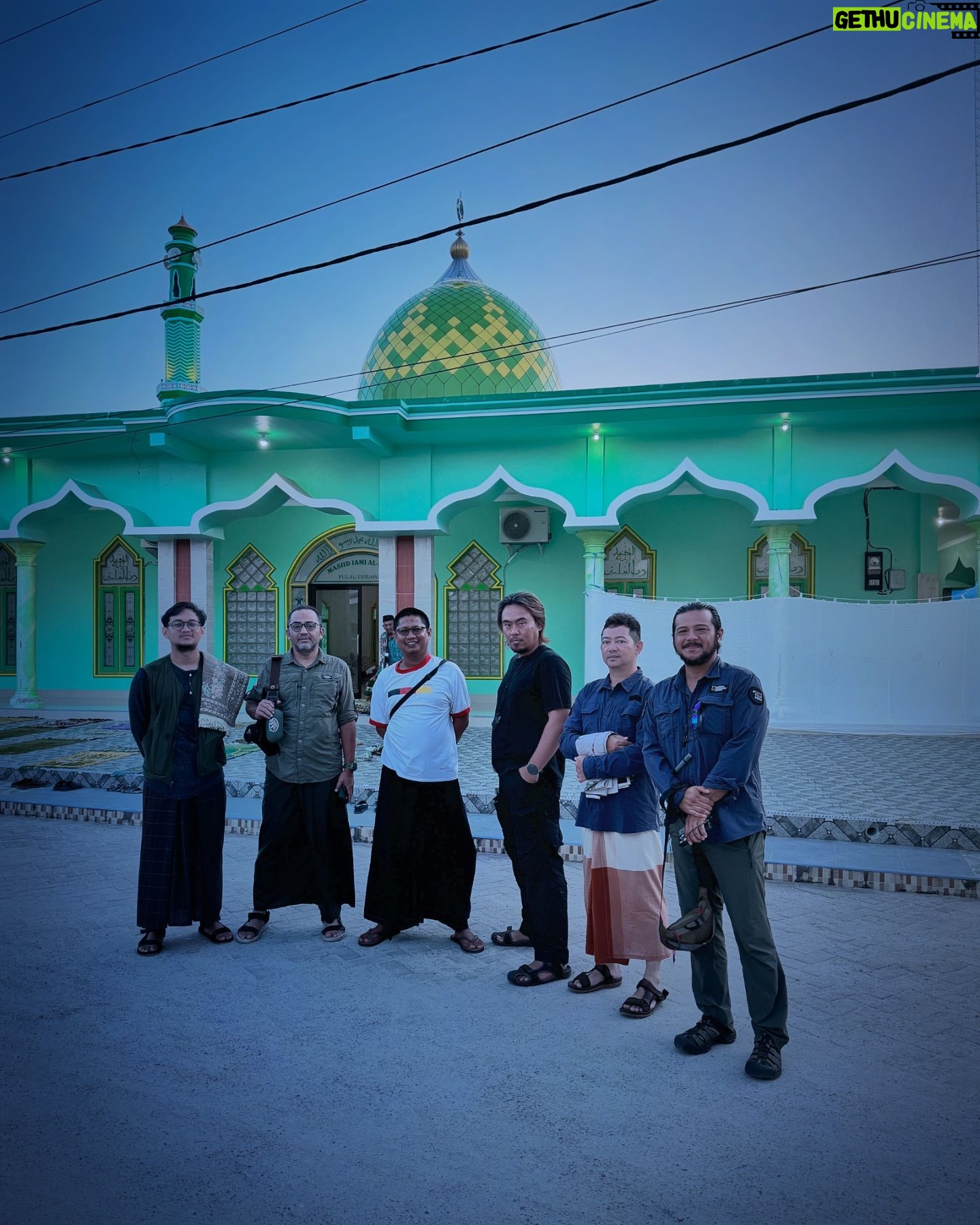 Ramon Y. Tungka - 1.1K Likes - : Dari pesisir timur Borneo kami kirimkan ucapan selamat hari raya Idul Adha.
—
Agenda penugasan tim National Geographic Indonesia di kawasan Derawan, Berau, Kalimantan Timur kali ini terasa berbeda. Bertepatan dengan hari raya kurban tahun ini menjadikannya lebih berkesan.
Sejak takbir menggema di malam sebelumnya, keintiman dan kekhusyukan nan sederhana terjalin di pulau berpenghuni sekitar 1500 jiwa tersebut. Adzan subuh yang mengalun turut mempertebal nuansa kesyahduan di kala fajar. Bergotong-royong panitia Masjid Jami Al-Ikhlas Derawan mempersiapkan pelaksanan Sholat Ied.
Satu persatu jamaah mendekati sumber suara takbir dan bermuara di satu-satunya masjid di pulau seluas 43 hektar ini. Kendati jauh dari ramai sukacita perayaan di kota-kota besar lainnya, kami berbaur bersama kehangatan masyarakat Derawan. Kekhidmatan mungil yang turut menambah bahan bakar semangat kami dalam menuntaskan ekspedisi.
Dengan segala kerendahan hati nan sederhana kami sampaikan ucapan selamat hari raya Idul Adha. Semoga keberkahan selalu menyelimuti dimanapun kita berada. Terima kasih Derawan!
Perjalanan kami terus berlanjut.
#nationalgeographicindonesia