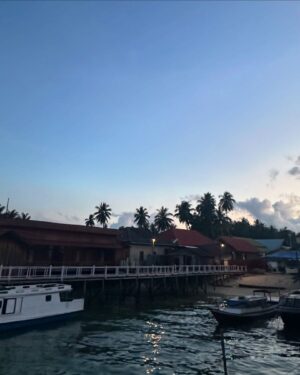 Ramon Y. Tungka Instagram - : Dari pesisir timur Borneo kami kirimkan ucapan selamat hari raya Idul Adha.
—
Agenda penugasan tim National Geographic Indonesia di kawasan Derawan, Berau, Kalimantan Timur kali ini terasa berbeda. Bertepatan dengan hari raya kurban tahun ini menjadikannya lebih berkesan.

Sejak takbir menggema di malam sebelumnya, keintiman dan kekhusyukan nan sederhana terjalin di pulau berpenghuni sekitar 1500 jiwa tersebut. Adzan subuh yang mengalun turut mempertebal nuansa kesyahduan di kala fajar. Bergotong-royong panitia Masjid Jami Al-Ikhlas Derawan mempersiapkan pelaksanan Sholat Ied. 

Satu persatu jamaah mendekati sumber suara takbir dan bermuara di satu-satunya masjid di pulau seluas 43 hektar ini. Kendati jauh dari ramai sukacita perayaan di kota-kota besar lainnya, kami berbaur bersama kehangatan masyarakat Derawan. Kekhidmatan mungil yang turut menambah bahan bakar semangat kami dalam menuntaskan ekspedisi.

Dengan segala kerendahan hati nan sederhana kami sampaikan ucapan selamat hari raya Idul Adha. Semoga keberkahan selalu menyelimuti dimanapun kita berada. Terima kasih Derawan!

Perjalanan kami terus berlanjut.

#nationalgeographicindonesia