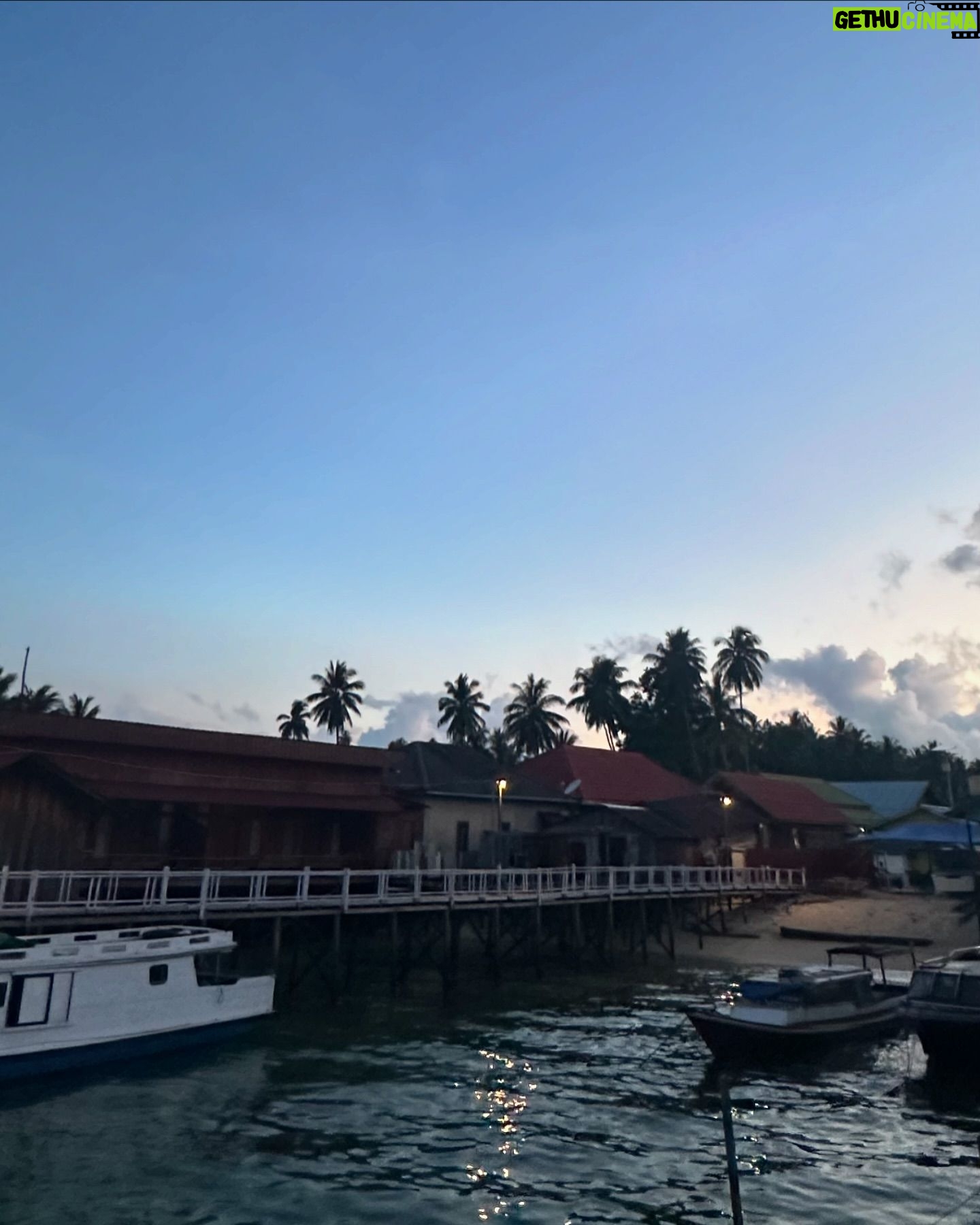Ramon Y. Tungka - 1.1K Likes - : Dari pesisir timur Borneo kami kirimkan ucapan selamat hari raya Idul Adha.
—
Agenda penugasan tim National Geographic Indonesia di kawasan Derawan, Berau, Kalimantan Timur kali ini terasa berbeda. Bertepatan dengan hari raya kurban tahun ini menjadikannya lebih berkesan.
Sejak takbir menggema di malam sebelumnya, keintiman dan kekhusyukan nan sederhana terjalin di pulau berpenghuni sekitar 1500 jiwa tersebut. Adzan subuh yang mengalun turut mempertebal nuansa kesyahduan di kala fajar. Bergotong-royong panitia Masjid Jami Al-Ikhlas Derawan mempersiapkan pelaksanan Sholat Ied.
Satu persatu jamaah mendekati sumber suara takbir dan bermuara di satu-satunya masjid di pulau seluas 43 hektar ini. Kendati jauh dari ramai sukacita perayaan di kota-kota besar lainnya, kami berbaur bersama kehangatan masyarakat Derawan. Kekhidmatan mungil yang turut menambah bahan bakar semangat kami dalam menuntaskan ekspedisi.
Dengan segala kerendahan hati nan sederhana kami sampaikan ucapan selamat hari raya Idul Adha. Semoga keberkahan selalu menyelimuti dimanapun kita berada. Terima kasih Derawan!
Perjalanan kami terus berlanjut.
#nationalgeographicindonesia