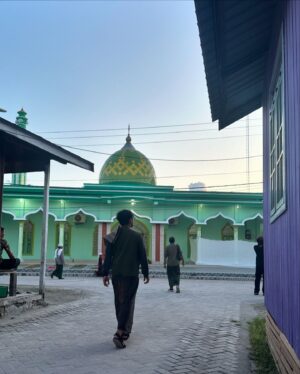 Ramon Y. Tungka Instagram - : Dari pesisir timur Borneo kami kirimkan ucapan selamat hari raya Idul Adha.
—
Agenda penugasan tim National Geographic Indonesia di kawasan Derawan, Berau, Kalimantan Timur kali ini terasa berbeda. Bertepatan dengan hari raya kurban tahun ini menjadikannya lebih berkesan.

Sejak takbir menggema di malam sebelumnya, keintiman dan kekhusyukan nan sederhana terjalin di pulau berpenghuni sekitar 1500 jiwa tersebut. Adzan subuh yang mengalun turut mempertebal nuansa kesyahduan di kala fajar. Bergotong-royong panitia Masjid Jami Al-Ikhlas Derawan mempersiapkan pelaksanan Sholat Ied. 

Satu persatu jamaah mendekati sumber suara takbir dan bermuara di satu-satunya masjid di pulau seluas 43 hektar ini. Kendati jauh dari ramai sukacita perayaan di kota-kota besar lainnya, kami berbaur bersama kehangatan masyarakat Derawan. Kekhidmatan mungil yang turut menambah bahan bakar semangat kami dalam menuntaskan ekspedisi.

Dengan segala kerendahan hati nan sederhana kami sampaikan ucapan selamat hari raya Idul Adha. Semoga keberkahan selalu menyelimuti dimanapun kita berada. Terima kasih Derawan!

Perjalanan kami terus berlanjut.

#nationalgeographicindonesia