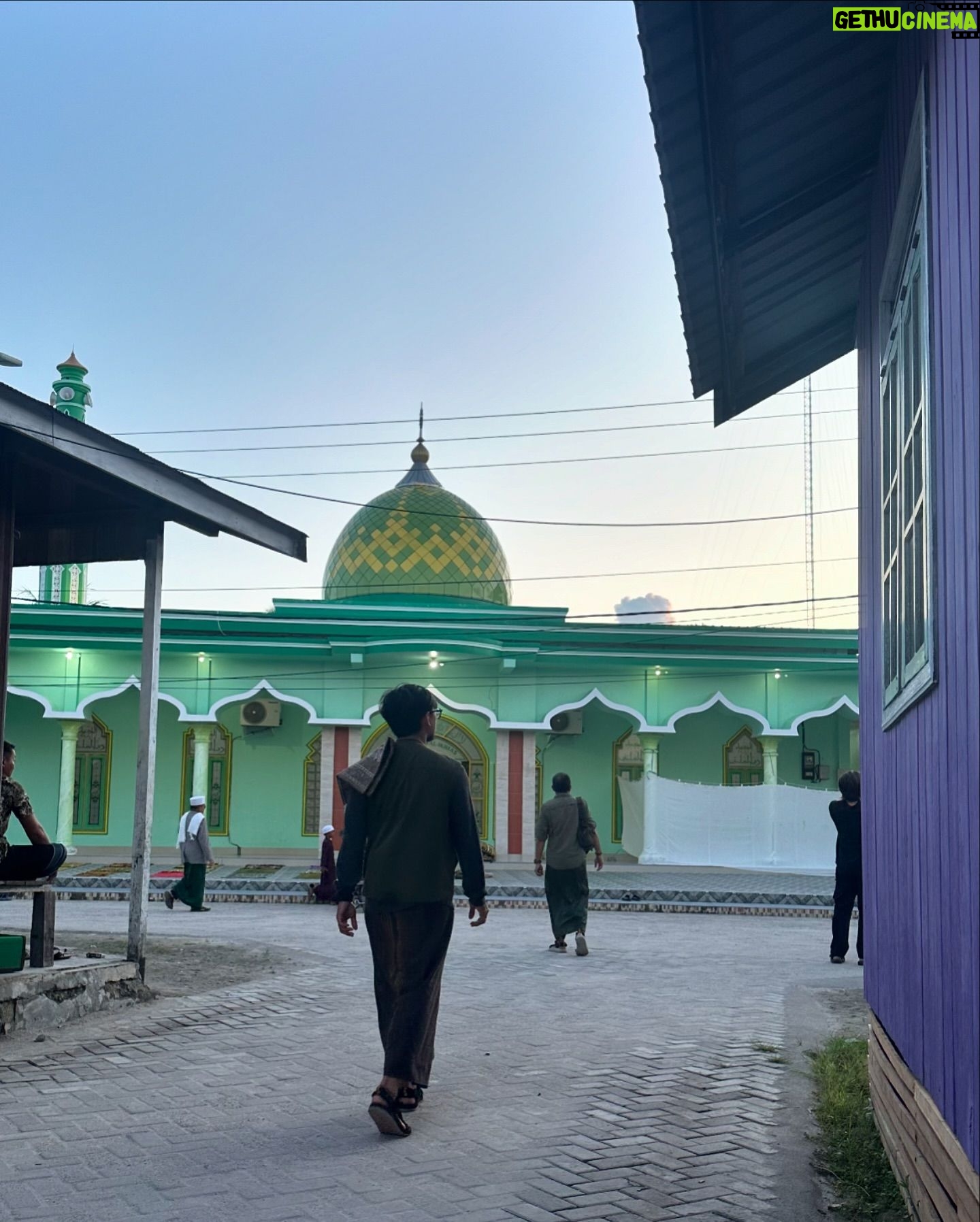 Ramon Y. Tungka - 1.1K Likes - : Dari pesisir timur Borneo kami kirimkan ucapan selamat hari raya Idul Adha.
—
Agenda penugasan tim National Geographic Indonesia di kawasan Derawan, Berau, Kalimantan Timur kali ini terasa berbeda. Bertepatan dengan hari raya kurban tahun ini menjadikannya lebih berkesan.
Sejak takbir menggema di malam sebelumnya, keintiman dan kekhusyukan nan sederhana terjalin di pulau berpenghuni sekitar 1500 jiwa tersebut. Adzan subuh yang mengalun turut mempertebal nuansa kesyahduan di kala fajar. Bergotong-royong panitia Masjid Jami Al-Ikhlas Derawan mempersiapkan pelaksanan Sholat Ied.
Satu persatu jamaah mendekati sumber suara takbir dan bermuara di satu-satunya masjid di pulau seluas 43 hektar ini. Kendati jauh dari ramai sukacita perayaan di kota-kota besar lainnya, kami berbaur bersama kehangatan masyarakat Derawan. Kekhidmatan mungil yang turut menambah bahan bakar semangat kami dalam menuntaskan ekspedisi.
Dengan segala kerendahan hati nan sederhana kami sampaikan ucapan selamat hari raya Idul Adha. Semoga keberkahan selalu menyelimuti dimanapun kita berada. Terima kasih Derawan!
Perjalanan kami terus berlanjut.
#nationalgeographicindonesia