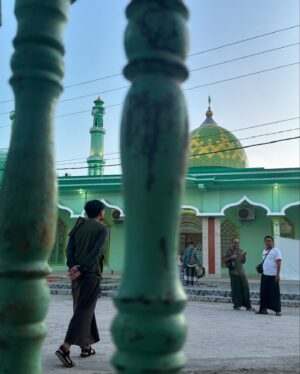 Ramon Y. Tungka Instagram - : Dari pesisir timur Borneo kami kirimkan ucapan selamat hari raya Idul Adha.
—
Agenda penugasan tim National Geographic Indonesia di kawasan Derawan, Berau, Kalimantan Timur kali ini terasa berbeda. Bertepatan dengan hari raya kurban tahun ini menjadikannya lebih berkesan.

Sejak takbir menggema di malam sebelumnya, keintiman dan kekhusyukan nan sederhana terjalin di pulau berpenghuni sekitar 1500 jiwa tersebut. Adzan subuh yang mengalun turut mempertebal nuansa kesyahduan di kala fajar. Bergotong-royong panitia Masjid Jami Al-Ikhlas Derawan mempersiapkan pelaksanan Sholat Ied. 

Satu persatu jamaah mendekati sumber suara takbir dan bermuara di satu-satunya masjid di pulau seluas 43 hektar ini. Kendati jauh dari ramai sukacita perayaan di kota-kota besar lainnya, kami berbaur bersama kehangatan masyarakat Derawan. Kekhidmatan mungil yang turut menambah bahan bakar semangat kami dalam menuntaskan ekspedisi.

Dengan segala kerendahan hati nan sederhana kami sampaikan ucapan selamat hari raya Idul Adha. Semoga keberkahan selalu menyelimuti dimanapun kita berada. Terima kasih Derawan!

Perjalanan kami terus berlanjut.

#nationalgeographicindonesia