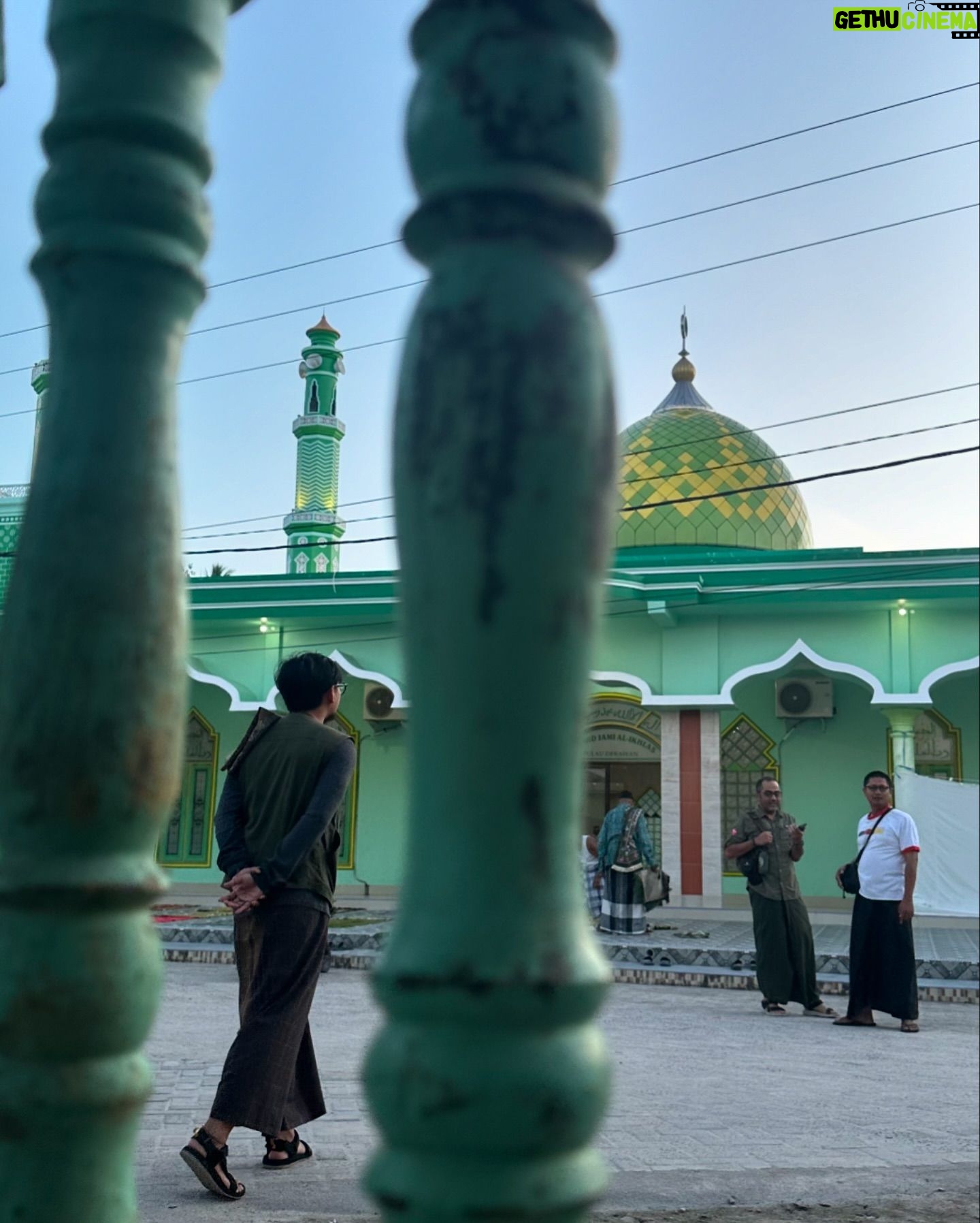 Ramon Y. Tungka - 1.1K Likes - : Dari pesisir timur Borneo kami kirimkan ucapan selamat hari raya Idul Adha.
—
Agenda penugasan tim National Geographic Indonesia di kawasan Derawan, Berau, Kalimantan Timur kali ini terasa berbeda. Bertepatan dengan hari raya kurban tahun ini menjadikannya lebih berkesan.
Sejak takbir menggema di malam sebelumnya, keintiman dan kekhusyukan nan sederhana terjalin di pulau berpenghuni sekitar 1500 jiwa tersebut. Adzan subuh yang mengalun turut mempertebal nuansa kesyahduan di kala fajar. Bergotong-royong panitia Masjid Jami Al-Ikhlas Derawan mempersiapkan pelaksanan Sholat Ied.
Satu persatu jamaah mendekati sumber suara takbir dan bermuara di satu-satunya masjid di pulau seluas 43 hektar ini. Kendati jauh dari ramai sukacita perayaan di kota-kota besar lainnya, kami berbaur bersama kehangatan masyarakat Derawan. Kekhidmatan mungil yang turut menambah bahan bakar semangat kami dalam menuntaskan ekspedisi.
Dengan segala kerendahan hati nan sederhana kami sampaikan ucapan selamat hari raya Idul Adha. Semoga keberkahan selalu menyelimuti dimanapun kita berada. Terima kasih Derawan!
Perjalanan kami terus berlanjut.
#nationalgeographicindonesia