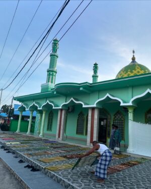 Ramon Y. Tungka Instagram - : Dari pesisir timur Borneo kami kirimkan ucapan selamat hari raya Idul Adha.
—
Agenda penugasan tim National Geographic Indonesia di kawasan Derawan, Berau, Kalimantan Timur kali ini terasa berbeda. Bertepatan dengan hari raya kurban tahun ini menjadikannya lebih berkesan.

Sejak takbir menggema di malam sebelumnya, keintiman dan kekhusyukan nan sederhana terjalin di pulau berpenghuni sekitar 1500 jiwa tersebut. Adzan subuh yang mengalun turut mempertebal nuansa kesyahduan di kala fajar. Bergotong-royong panitia Masjid Jami Al-Ikhlas Derawan mempersiapkan pelaksanan Sholat Ied. 

Satu persatu jamaah mendekati sumber suara takbir dan bermuara di satu-satunya masjid di pulau seluas 43 hektar ini. Kendati jauh dari ramai sukacita perayaan di kota-kota besar lainnya, kami berbaur bersama kehangatan masyarakat Derawan. Kekhidmatan mungil yang turut menambah bahan bakar semangat kami dalam menuntaskan ekspedisi.

Dengan segala kerendahan hati nan sederhana kami sampaikan ucapan selamat hari raya Idul Adha. Semoga keberkahan selalu menyelimuti dimanapun kita berada. Terima kasih Derawan!

Perjalanan kami terus berlanjut.

#nationalgeographicindonesia