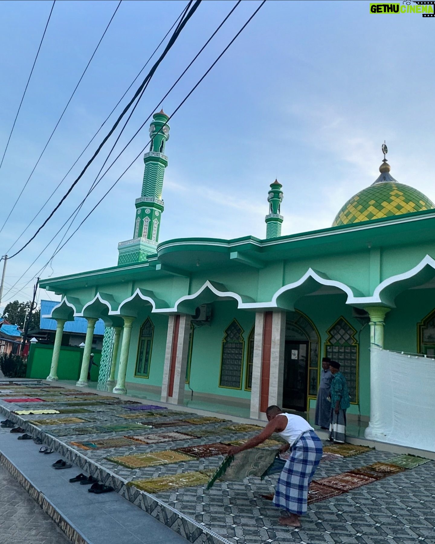 Ramon Y. Tungka - 1.1K Likes - : Dari pesisir timur Borneo kami kirimkan ucapan selamat hari raya Idul Adha.
—
Agenda penugasan tim National Geographic Indonesia di kawasan Derawan, Berau, Kalimantan Timur kali ini terasa berbeda. Bertepatan dengan hari raya kurban tahun ini menjadikannya lebih berkesan.
Sejak takbir menggema di malam sebelumnya, keintiman dan kekhusyukan nan sederhana terjalin di pulau berpenghuni sekitar 1500 jiwa tersebut. Adzan subuh yang mengalun turut mempertebal nuansa kesyahduan di kala fajar. Bergotong-royong panitia Masjid Jami Al-Ikhlas Derawan mempersiapkan pelaksanan Sholat Ied.
Satu persatu jamaah mendekati sumber suara takbir dan bermuara di satu-satunya masjid di pulau seluas 43 hektar ini. Kendati jauh dari ramai sukacita perayaan di kota-kota besar lainnya, kami berbaur bersama kehangatan masyarakat Derawan. Kekhidmatan mungil yang turut menambah bahan bakar semangat kami dalam menuntaskan ekspedisi.
Dengan segala kerendahan hati nan sederhana kami sampaikan ucapan selamat hari raya Idul Adha. Semoga keberkahan selalu menyelimuti dimanapun kita berada. Terima kasih Derawan!
Perjalanan kami terus berlanjut.
#nationalgeographicindonesia