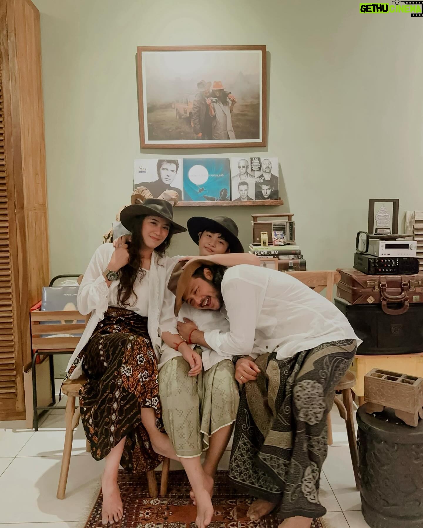 Ramon Y. Tungka - 4.9K Likes - :
Riyoyo.
—
Ngaturaken sembah pangabekti,
nyuwun pangapunten dumateng sedaya kalepatan kula.
Mugi lineburo ing dinten riyaya punika.
Di hari yang fitri ini kami mengutarakan bakti dan meminta maaf atas semua kesalahan. Semoga dileburkan di hari raya ini.
Aamiin.
Selamat berlebaran berliburan bermakan-makan.
🙏