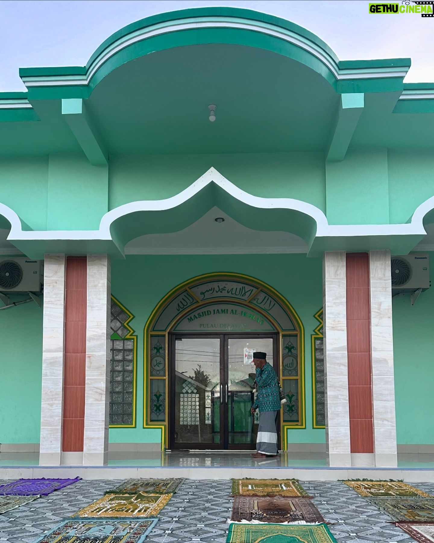Ramon Y. Tungka - 1.1K Likes - : Dari pesisir timur Borneo kami kirimkan ucapan selamat hari raya Idul Adha.
—
Agenda penugasan tim National Geographic Indonesia di kawasan Derawan, Berau, Kalimantan Timur kali ini terasa berbeda. Bertepatan dengan hari raya kurban tahun ini menjadikannya lebih berkesan.
Sejak takbir menggema di malam sebelumnya, keintiman dan kekhusyukan nan sederhana terjalin di pulau berpenghuni sekitar 1500 jiwa tersebut. Adzan subuh yang mengalun turut mempertebal nuansa kesyahduan di kala fajar. Bergotong-royong panitia Masjid Jami Al-Ikhlas Derawan mempersiapkan pelaksanan Sholat Ied.
Satu persatu jamaah mendekati sumber suara takbir dan bermuara di satu-satunya masjid di pulau seluas 43 hektar ini. Kendati jauh dari ramai sukacita perayaan di kota-kota besar lainnya, kami berbaur bersama kehangatan masyarakat Derawan. Kekhidmatan mungil yang turut menambah bahan bakar semangat kami dalam menuntaskan ekspedisi.
Dengan segala kerendahan hati nan sederhana kami sampaikan ucapan selamat hari raya Idul Adha. Semoga keberkahan selalu menyelimuti dimanapun kita berada. Terima kasih Derawan!
Perjalanan kami terus berlanjut.
#nationalgeographicindonesia