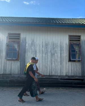 Ramon Y. Tungka Instagram - : Dari pesisir timur Borneo kami kirimkan ucapan selamat hari raya Idul Adha.
—
Agenda penugasan tim National Geographic Indonesia di kawasan Derawan, Berau, Kalimantan Timur kali ini terasa berbeda. Bertepatan dengan hari raya kurban tahun ini menjadikannya lebih berkesan.

Sejak takbir menggema di malam sebelumnya, keintiman dan kekhusyukan nan sederhana terjalin di pulau berpenghuni sekitar 1500 jiwa tersebut. Adzan subuh yang mengalun turut mempertebal nuansa kesyahduan di kala fajar. Bergotong-royong panitia Masjid Jami Al-Ikhlas Derawan mempersiapkan pelaksanan Sholat Ied. 

Satu persatu jamaah mendekati sumber suara takbir dan bermuara di satu-satunya masjid di pulau seluas 43 hektar ini. Kendati jauh dari ramai sukacita perayaan di kota-kota besar lainnya, kami berbaur bersama kehangatan masyarakat Derawan. Kekhidmatan mungil yang turut menambah bahan bakar semangat kami dalam menuntaskan ekspedisi.

Dengan segala kerendahan hati nan sederhana kami sampaikan ucapan selamat hari raya Idul Adha. Semoga keberkahan selalu menyelimuti dimanapun kita berada. Terima kasih Derawan!

Perjalanan kami terus berlanjut.

#nationalgeographicindonesia
