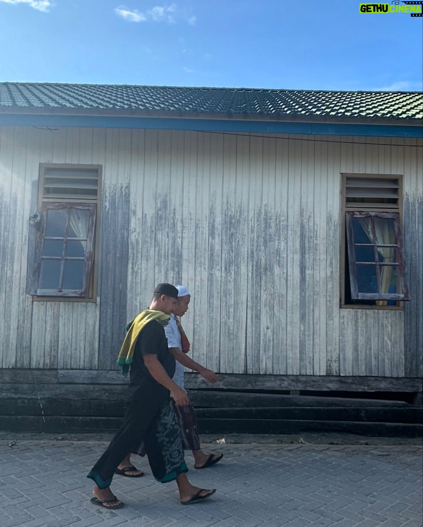 Ramon Y. Tungka - 1.1K Likes - : Dari pesisir timur Borneo kami kirimkan ucapan selamat hari raya Idul Adha.
—
Agenda penugasan tim National Geographic Indonesia di kawasan Derawan, Berau, Kalimantan Timur kali ini terasa berbeda. Bertepatan dengan hari raya kurban tahun ini menjadikannya lebih berkesan.
Sejak takbir menggema di malam sebelumnya, keintiman dan kekhusyukan nan sederhana terjalin di pulau berpenghuni sekitar 1500 jiwa tersebut. Adzan subuh yang mengalun turut mempertebal nuansa kesyahduan di kala fajar. Bergotong-royong panitia Masjid Jami Al-Ikhlas Derawan mempersiapkan pelaksanan Sholat Ied.
Satu persatu jamaah mendekati sumber suara takbir dan bermuara di satu-satunya masjid di pulau seluas 43 hektar ini. Kendati jauh dari ramai sukacita perayaan di kota-kota besar lainnya, kami berbaur bersama kehangatan masyarakat Derawan. Kekhidmatan mungil yang turut menambah bahan bakar semangat kami dalam menuntaskan ekspedisi.
Dengan segala kerendahan hati nan sederhana kami sampaikan ucapan selamat hari raya Idul Adha. Semoga keberkahan selalu menyelimuti dimanapun kita berada. Terima kasih Derawan!
Perjalanan kami terus berlanjut.
#nationalgeographicindonesia
