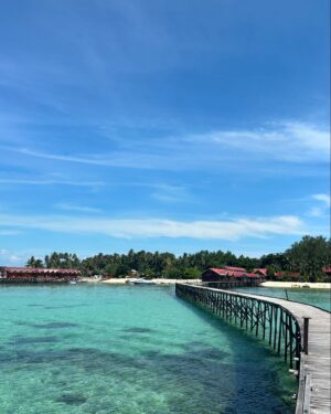 Ramon Y. Tungka Instagram - : Dari pesisir timur Borneo kami kirimkan ucapan selamat hari raya Idul Adha.
—
Agenda penugasan tim National Geographic Indonesia di kawasan Derawan, Berau, Kalimantan Timur kali ini terasa berbeda. Bertepatan dengan hari raya kurban tahun ini menjadikannya lebih berkesan.

Sejak takbir menggema di malam sebelumnya, keintiman dan kekhusyukan nan sederhana terjalin di pulau berpenghuni sekitar 1500 jiwa tersebut. Adzan subuh yang mengalun turut mempertebal nuansa kesyahduan di kala fajar. Bergotong-royong panitia Masjid Jami Al-Ikhlas Derawan mempersiapkan pelaksanan Sholat Ied. 

Satu persatu jamaah mendekati sumber suara takbir dan bermuara di satu-satunya masjid di pulau seluas 43 hektar ini. Kendati jauh dari ramai sukacita perayaan di kota-kota besar lainnya, kami berbaur bersama kehangatan masyarakat Derawan. Kekhidmatan mungil yang turut menambah bahan bakar semangat kami dalam menuntaskan ekspedisi.

Dengan segala kerendahan hati nan sederhana kami sampaikan ucapan selamat hari raya Idul Adha. Semoga keberkahan selalu menyelimuti dimanapun kita berada. Terima kasih Derawan!

Perjalanan kami terus berlanjut.

#nationalgeographicindonesia