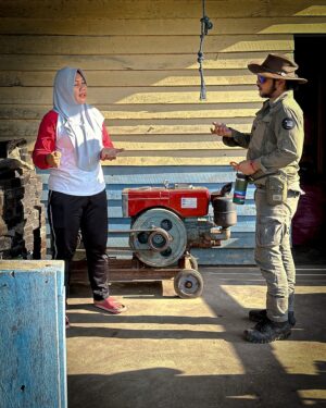 Ramon Y. Tungka Instagram - :
Dari sampah plastik menjadi paving blok.
—
Menumpuknya persoalan sampah di sekitar tempat tinggalnya memicu upaya Bu Emil Gadhara bersama sekelompok ibu-ibu di Desa Pedalaman, Kecamatan Tayan Hilir, Kabupaten Sanggau, Kalimantan Barat, menginisiasi membangun Bank Sampah Kampung Lestari.

Sampah plastik disekitar kawasan dikumpulkan untuk diolah kembali. Tak sedikit paving blok bermaterial sampah plastik yang terlahir dari tangan dingin mereka di bawah teriknya matahari. Termasuk barisan sabun serba guna yang dihasilkan dari minyak jelantah yang diolah kembali. 

Semua proses pengolahan dilakukan secara mandiri dengan peralatan yang sederhana. “Sampah rumah tangga disini banyak, Kenapa tidak diolah kembali? Paving blok cukup laku untuk dijual kembali.”
Jelas Bu Emil ketika saya jumpai tiga hari lalu (09/06/24).

Limbah rumah tangga adalah awal mula perjalanan persoalan sampah. Banyak hal kecil yang tanpa kita sadari limbahnya mampu menggulirkan persoalan lebih besar. Dari daratan ke sungai, berakhir di lautan. Minyak jelantah salah satunya. “Daripada tak terpakai lagi dan dibuang, lebih baik kami bawa, kami jadikan sabun. Lumayan mas kami jadi lebih irit tak perlu belanja untuk sabun cuci piring.” Pungkas Bu Emil yang bersama 8 orang anggotanya mendirikan Bank Sampah Kampung Lestari pada 2016. 

Bagi masyarakat Kalimantan, sungai adalah anugerah yang dimuliakan, sebagai penjaga ekosistem. Termasuk masyarakat Tayan Hilir yang hidup berdampingan dengan Sungai Kapuas.

Tentu aksi kecil yang dipraktikkan sekelompok ibu-ibu ini memperkuat resonansi suara seorang ibu di tiap rumah yang dapat hadir menjadi alternatif solusi untuk mengatasi tantangan persoalan sampah. Khususnya di Tayan Hilir. Sehingga Sungai Kapuas menjadi lebih lestari dan terus menjaga peradaban dan kebudayaan. 

#sayapilihbumi