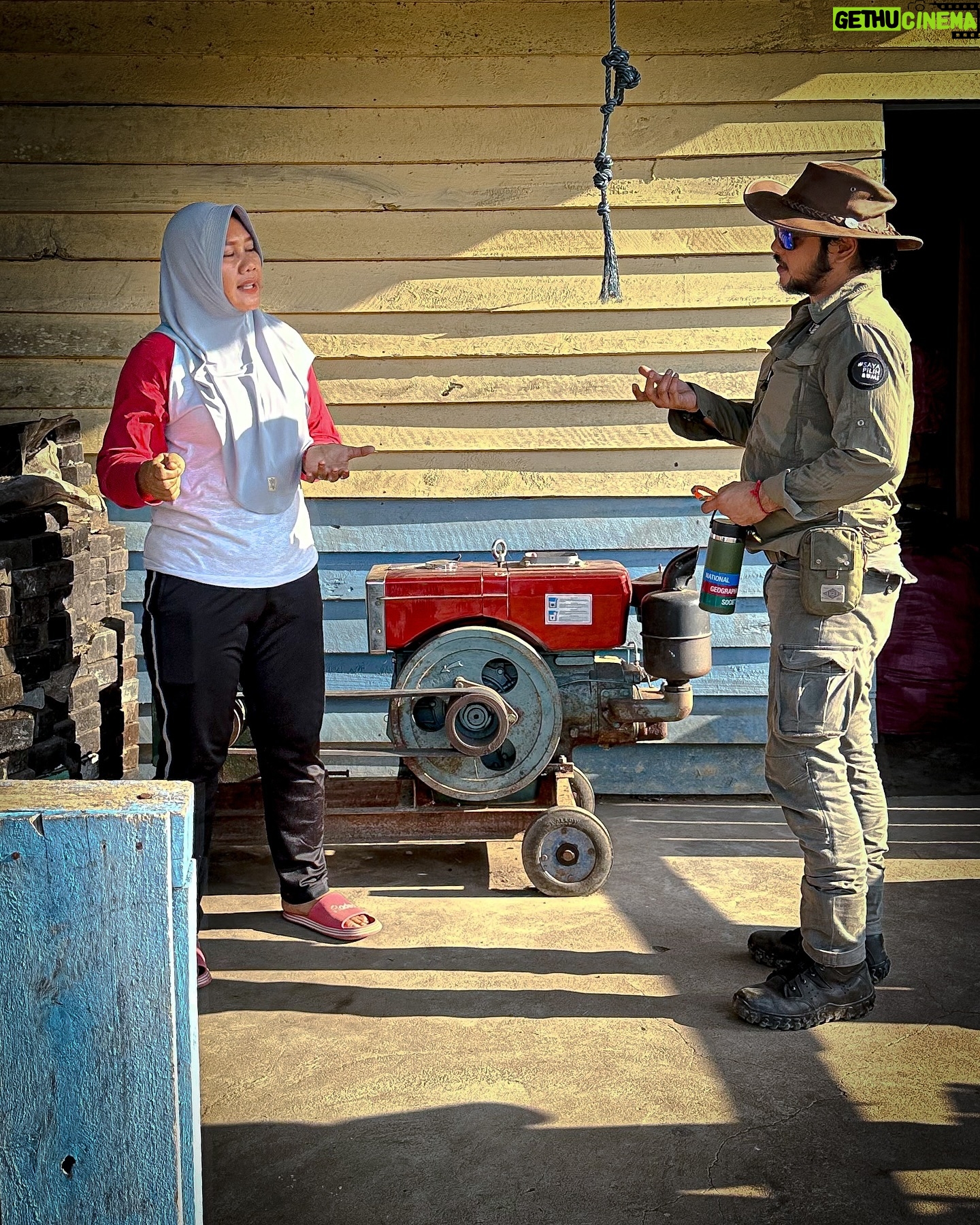 Ramon Y. Tungka - 896 Likes - :
Dari sampah plastik menjadi paving blok.
—
Menumpuknya persoalan sampah di sekitar tempat tinggalnya memicu upaya Bu Emil Gadhara bersama sekelompok ibu-ibu di Desa Pedalaman, Kecamatan Tayan Hilir, Kabupaten Sanggau, Kalimantan Barat, menginisiasi membangun Bank Sampah Kampung Lestari.
Sampah plastik disekitar kawasan dikumpulkan untuk diolah kembali. Tak sedikit paving blok bermaterial sampah plastik yang terlahir dari tangan dingin mereka di bawah teriknya matahari. Termasuk barisan sabun serba guna yang dihasilkan dari minyak jelantah yang diolah kembali.
Semua proses pengolahan dilakukan secara mandiri dengan peralatan yang sederhana. “Sampah rumah tangga disini banyak, Kenapa tidak diolah kembali? Paving blok cukup laku untuk dijual kembali.”
Jelas Bu Emil ketika saya jumpai tiga hari lalu (09/06/24).
Limbah rumah tangga adalah awal mula perjalanan persoalan sampah. Banyak hal kecil yang tanpa kita sadari limbahnya mampu menggulirkan persoalan lebih besar. Dari daratan ke sungai, berakhir di lautan. Minyak jelantah salah satunya. “Daripada tak terpakai lagi dan dibuang, lebih baik kami bawa, kami jadikan sabun. Lumayan mas kami jadi lebih irit tak perlu belanja untuk sabun cuci piring.” Pungkas Bu Emil yang bersama 8 orang anggotanya mendirikan Bank Sampah Kampung Lestari pada 2016.
Bagi masyarakat Kalimantan, sungai adalah anugerah yang dimuliakan, sebagai penjaga ekosistem. Termasuk masyarakat Tayan Hilir yang hidup berdampingan dengan Sungai Kapuas.
Tentu aksi kecil yang dipraktikkan sekelompok ibu-ibu ini memperkuat resonansi suara seorang ibu di tiap rumah yang dapat hadir menjadi alternatif solusi untuk mengatasi tantangan persoalan sampah. Khususnya di Tayan Hilir. Sehingga Sungai Kapuas menjadi lebih lestari dan terus menjaga peradaban dan kebudayaan.
#sayapilihbumi