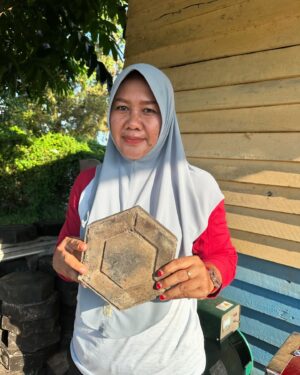 Ramon Y. Tungka Instagram - :
Dari sampah plastik menjadi paving blok.
—
Menumpuknya persoalan sampah di sekitar tempat tinggalnya memicu upaya Bu Emil Gadhara bersama sekelompok ibu-ibu di Desa Pedalaman, Kecamatan Tayan Hilir, Kabupaten Sanggau, Kalimantan Barat, menginisiasi membangun Bank Sampah Kampung Lestari.

Sampah plastik disekitar kawasan dikumpulkan untuk diolah kembali. Tak sedikit paving blok bermaterial sampah plastik yang terlahir dari tangan dingin mereka di bawah teriknya matahari. Termasuk barisan sabun serba guna yang dihasilkan dari minyak jelantah yang diolah kembali. 

Semua proses pengolahan dilakukan secara mandiri dengan peralatan yang sederhana. “Sampah rumah tangga disini banyak, Kenapa tidak diolah kembali? Paving blok cukup laku untuk dijual kembali.”
Jelas Bu Emil ketika saya jumpai tiga hari lalu (09/06/24).

Limbah rumah tangga adalah awal mula perjalanan persoalan sampah. Banyak hal kecil yang tanpa kita sadari limbahnya mampu menggulirkan persoalan lebih besar. Dari daratan ke sungai, berakhir di lautan. Minyak jelantah salah satunya. “Daripada tak terpakai lagi dan dibuang, lebih baik kami bawa, kami jadikan sabun. Lumayan mas kami jadi lebih irit tak perlu belanja untuk sabun cuci piring.” Pungkas Bu Emil yang bersama 8 orang anggotanya mendirikan Bank Sampah Kampung Lestari pada 2016. 

Bagi masyarakat Kalimantan, sungai adalah anugerah yang dimuliakan, sebagai penjaga ekosistem. Termasuk masyarakat Tayan Hilir yang hidup berdampingan dengan Sungai Kapuas.

Tentu aksi kecil yang dipraktikkan sekelompok ibu-ibu ini memperkuat resonansi suara seorang ibu di tiap rumah yang dapat hadir menjadi alternatif solusi untuk mengatasi tantangan persoalan sampah. Khususnya di Tayan Hilir. Sehingga Sungai Kapuas menjadi lebih lestari dan terus menjaga peradaban dan kebudayaan. 

#sayapilihbumi