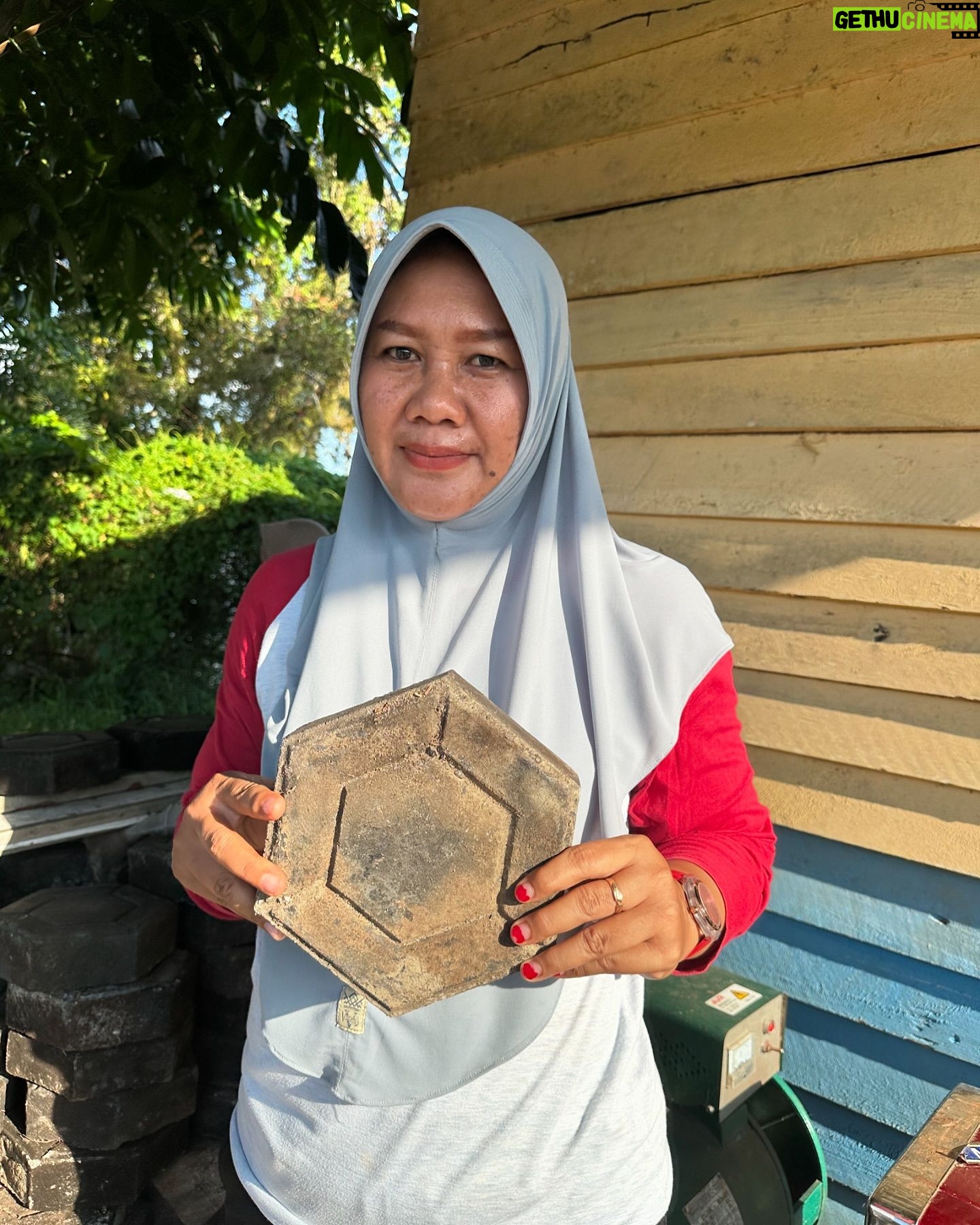 Ramon Y. Tungka - 896 Likes - :
Dari sampah plastik menjadi paving blok.
—
Menumpuknya persoalan sampah di sekitar tempat tinggalnya memicu upaya Bu Emil Gadhara bersama sekelompok ibu-ibu di Desa Pedalaman, Kecamatan Tayan Hilir, Kabupaten Sanggau, Kalimantan Barat, menginisiasi membangun Bank Sampah Kampung Lestari.
Sampah plastik disekitar kawasan dikumpulkan untuk diolah kembali. Tak sedikit paving blok bermaterial sampah plastik yang terlahir dari tangan dingin mereka di bawah teriknya matahari. Termasuk barisan sabun serba guna yang dihasilkan dari minyak jelantah yang diolah kembali.
Semua proses pengolahan dilakukan secara mandiri dengan peralatan yang sederhana. “Sampah rumah tangga disini banyak, Kenapa tidak diolah kembali? Paving blok cukup laku untuk dijual kembali.”
Jelas Bu Emil ketika saya jumpai tiga hari lalu (09/06/24).
Limbah rumah tangga adalah awal mula perjalanan persoalan sampah. Banyak hal kecil yang tanpa kita sadari limbahnya mampu menggulirkan persoalan lebih besar. Dari daratan ke sungai, berakhir di lautan. Minyak jelantah salah satunya. “Daripada tak terpakai lagi dan dibuang, lebih baik kami bawa, kami jadikan sabun. Lumayan mas kami jadi lebih irit tak perlu belanja untuk sabun cuci piring.” Pungkas Bu Emil yang bersama 8 orang anggotanya mendirikan Bank Sampah Kampung Lestari pada 2016.
Bagi masyarakat Kalimantan, sungai adalah anugerah yang dimuliakan, sebagai penjaga ekosistem. Termasuk masyarakat Tayan Hilir yang hidup berdampingan dengan Sungai Kapuas.
Tentu aksi kecil yang dipraktikkan sekelompok ibu-ibu ini memperkuat resonansi suara seorang ibu di tiap rumah yang dapat hadir menjadi alternatif solusi untuk mengatasi tantangan persoalan sampah. Khususnya di Tayan Hilir. Sehingga Sungai Kapuas menjadi lebih lestari dan terus menjaga peradaban dan kebudayaan.
#sayapilihbumi
