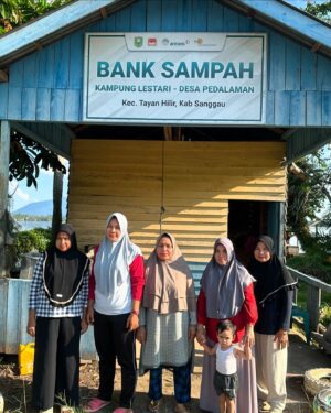 Ramon Y. Tungka Instagram - :
Dari sampah plastik menjadi paving blok.
—
Menumpuknya persoalan sampah di sekitar tempat tinggalnya memicu upaya Bu Emil Gadhara bersama sekelompok ibu-ibu di Desa Pedalaman, Kecamatan Tayan Hilir, Kabupaten Sanggau, Kalimantan Barat, menginisiasi membangun Bank Sampah Kampung Lestari.

Sampah plastik disekitar kawasan dikumpulkan untuk diolah kembali. Tak sedikit paving blok bermaterial sampah plastik yang terlahir dari tangan dingin mereka di bawah teriknya matahari. Termasuk barisan sabun serba guna yang dihasilkan dari minyak jelantah yang diolah kembali. 

Semua proses pengolahan dilakukan secara mandiri dengan peralatan yang sederhana. “Sampah rumah tangga disini banyak, Kenapa tidak diolah kembali? Paving blok cukup laku untuk dijual kembali.”
Jelas Bu Emil ketika saya jumpai tiga hari lalu (09/06/24).

Limbah rumah tangga adalah awal mula perjalanan persoalan sampah. Banyak hal kecil yang tanpa kita sadari limbahnya mampu menggulirkan persoalan lebih besar. Dari daratan ke sungai, berakhir di lautan. Minyak jelantah salah satunya. “Daripada tak terpakai lagi dan dibuang, lebih baik kami bawa, kami jadikan sabun. Lumayan mas kami jadi lebih irit tak perlu belanja untuk sabun cuci piring.” Pungkas Bu Emil yang bersama 8 orang anggotanya mendirikan Bank Sampah Kampung Lestari pada 2016. 

Bagi masyarakat Kalimantan, sungai adalah anugerah yang dimuliakan, sebagai penjaga ekosistem. Termasuk masyarakat Tayan Hilir yang hidup berdampingan dengan Sungai Kapuas.

Tentu aksi kecil yang dipraktikkan sekelompok ibu-ibu ini memperkuat resonansi suara seorang ibu di tiap rumah yang dapat hadir menjadi alternatif solusi untuk mengatasi tantangan persoalan sampah. Khususnya di Tayan Hilir. Sehingga Sungai Kapuas menjadi lebih lestari dan terus menjaga peradaban dan kebudayaan. 

#sayapilihbumi