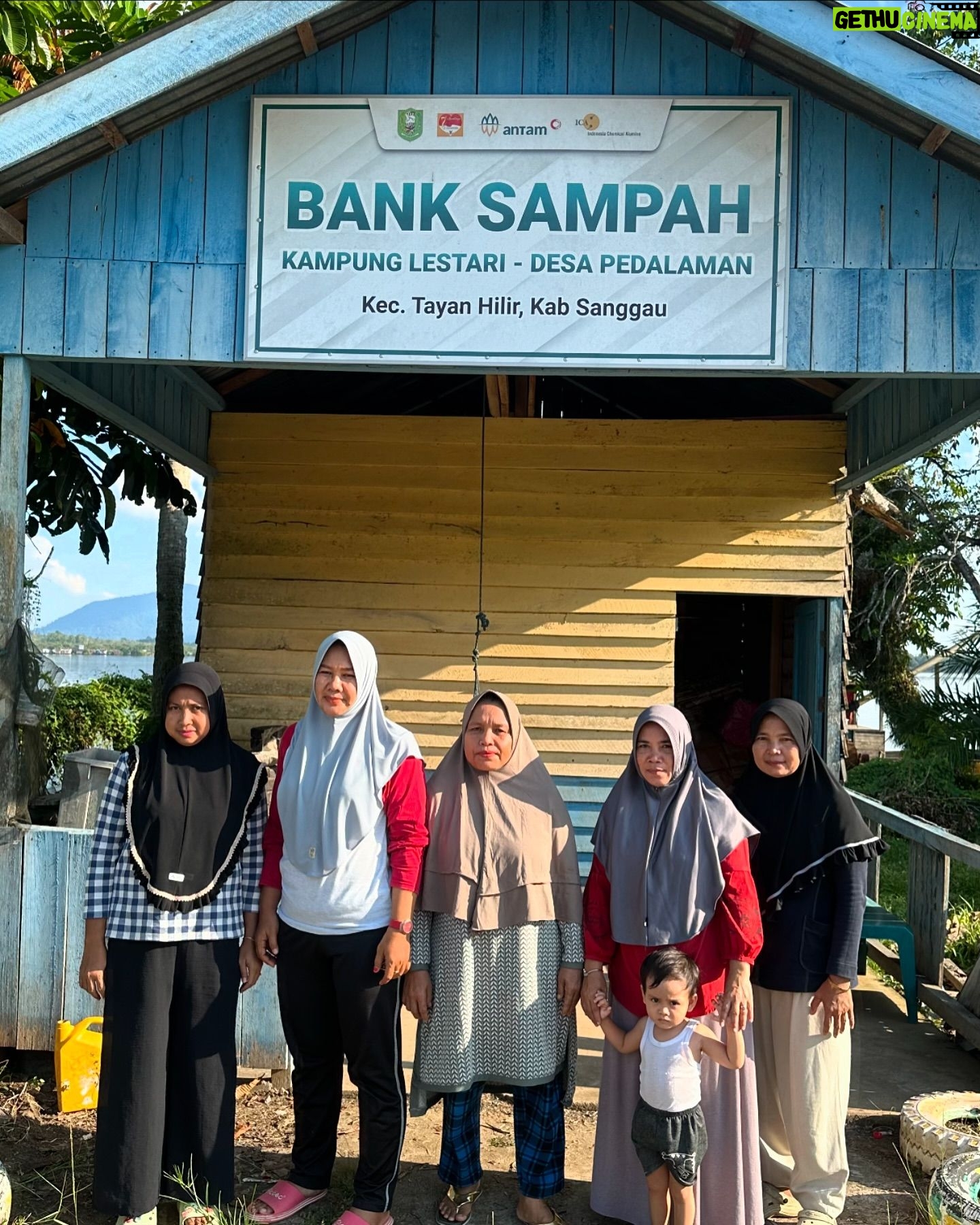Ramon Y. Tungka - 896 Likes - :
Dari sampah plastik menjadi paving blok.
—
Menumpuknya persoalan sampah di sekitar tempat tinggalnya memicu upaya Bu Emil Gadhara bersama sekelompok ibu-ibu di Desa Pedalaman, Kecamatan Tayan Hilir, Kabupaten Sanggau, Kalimantan Barat, menginisiasi membangun Bank Sampah Kampung Lestari.
Sampah plastik disekitar kawasan dikumpulkan untuk diolah kembali. Tak sedikit paving blok bermaterial sampah plastik yang terlahir dari tangan dingin mereka di bawah teriknya matahari. Termasuk barisan sabun serba guna yang dihasilkan dari minyak jelantah yang diolah kembali.
Semua proses pengolahan dilakukan secara mandiri dengan peralatan yang sederhana. “Sampah rumah tangga disini banyak, Kenapa tidak diolah kembali? Paving blok cukup laku untuk dijual kembali.”
Jelas Bu Emil ketika saya jumpai tiga hari lalu (09/06/24).
Limbah rumah tangga adalah awal mula perjalanan persoalan sampah. Banyak hal kecil yang tanpa kita sadari limbahnya mampu menggulirkan persoalan lebih besar. Dari daratan ke sungai, berakhir di lautan. Minyak jelantah salah satunya. “Daripada tak terpakai lagi dan dibuang, lebih baik kami bawa, kami jadikan sabun. Lumayan mas kami jadi lebih irit tak perlu belanja untuk sabun cuci piring.” Pungkas Bu Emil yang bersama 8 orang anggotanya mendirikan Bank Sampah Kampung Lestari pada 2016.
Bagi masyarakat Kalimantan, sungai adalah anugerah yang dimuliakan, sebagai penjaga ekosistem. Termasuk masyarakat Tayan Hilir yang hidup berdampingan dengan Sungai Kapuas.
Tentu aksi kecil yang dipraktikkan sekelompok ibu-ibu ini memperkuat resonansi suara seorang ibu di tiap rumah yang dapat hadir menjadi alternatif solusi untuk mengatasi tantangan persoalan sampah. Khususnya di Tayan Hilir. Sehingga Sungai Kapuas menjadi lebih lestari dan terus menjaga peradaban dan kebudayaan.
#sayapilihbumi