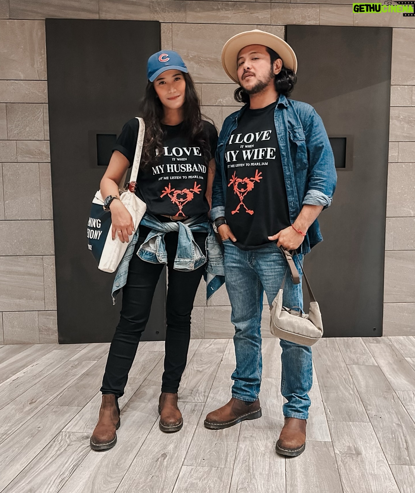 Ramon Y. Tungka - 1.6K Likes - :
“Be mighty, be humble,
Be mighty humble.” - E.V
—
Kata orang “Life begins at 40”. Sebagian percaya angka tersebut adalah usia yang cukup matang untuk mengemban penjelajahan hidup yang lebih akbar lagi.
Hei, kau musafir minat khusus!
Benturan & uban tak mengendurkanmu! Justru mematangkan cakrawalamu. Tetaplah tangguh nan bersahaja, Mon!
Hei, cuk!
Selamat merayakan kehidupan dengan bertumbuh & berproses secara sederhana, sejahtera, dan secukupnya.
Menjadi ayah, suami dan pribadi yang lebih baik & bijak bukanlah hal mudah. Akan tetapi, mojo ku malah semakin bertaji terpacu tuk mewujudkannya.
Mugi-mugi Gusti Pangeran tansah paring kasarasan lan ketentreman.
..
Kini, waktunya menatap & memupuk diri menuju Ramon versi 50! Sekharismatik Kevin Costner kah? Ah! Yang jelas tak jauh dari Eddie Vedder lah..!! Of Course..
Mon, yuk mari kita terus bermain & bertualang!
Sluman, slumun, slamet!
Bismillah..
…