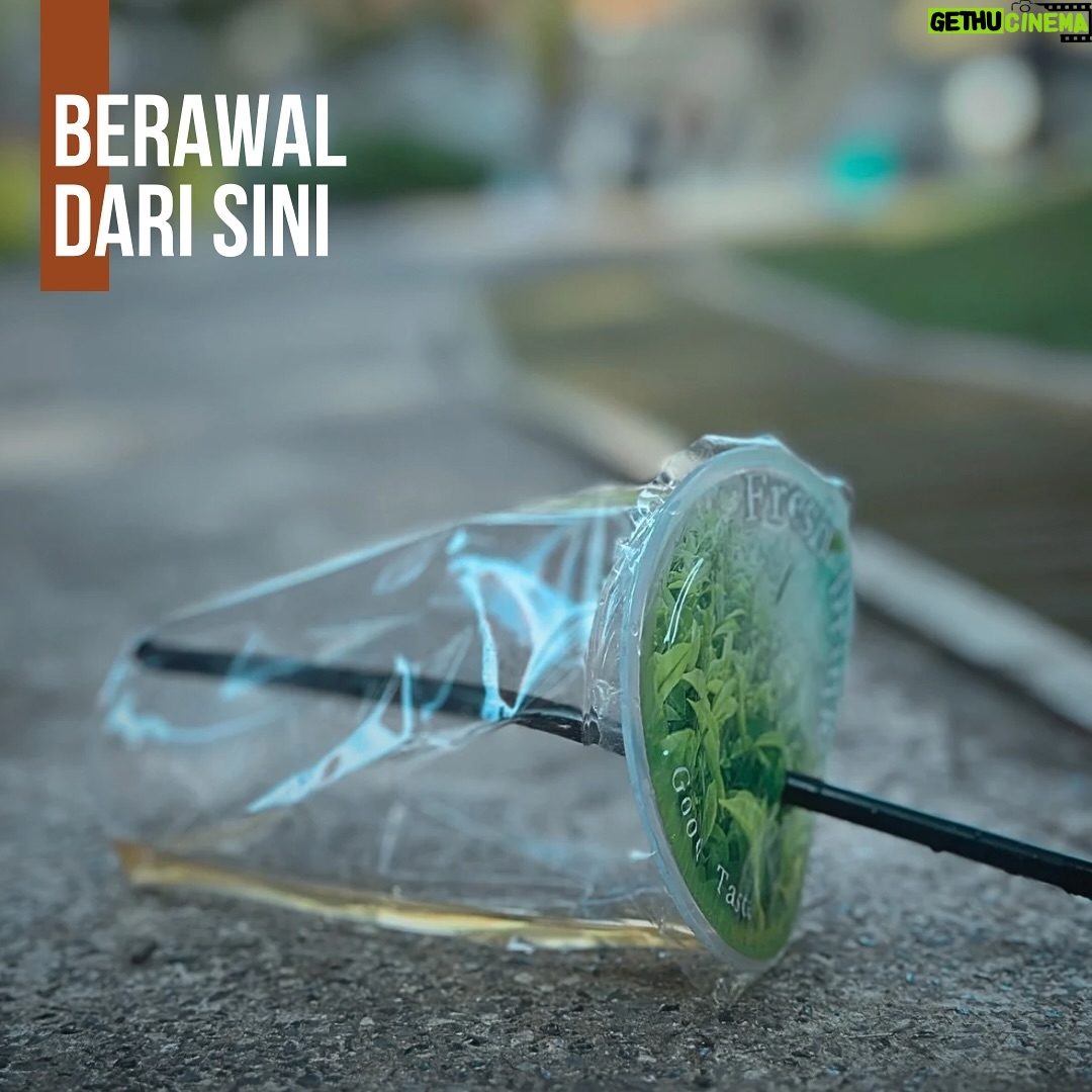 Ramon Y. Tungka - 1.2K Likes - Indonesia mengkonsumsi MIKROPLASTIK terbanyak di dunia!
Begitu bunyi studi yang dipublikasikan di laman Cornell University, Amerika Serikat pada April lalu. Bagaimana bisa?
Bermula dari berlimpahnya sampah plastik di lautan negeri ini yang terdegradasi menjadi partikel-partikel kecil atau mikroplastik yang lalu dikonsumsi oleh koloni plankton.
Disusul gerombolan ikan yang melahap barisan plankton tadi. Sejurus kemudian sejumlah ikan tersebut tersaji di meja makanmu. Siap untuk kau santap!
Tunggu, bagaimana bisa awalnya sampah plastik sowan ke lautan? Mari sama-sama kita tanyakan pada diri sendiri.
…
Itu baru persoalan mikroplastik, kawan!
Belum lagi isu lainnya yang menggelindingkan bola salju persoalan krisis iklim yang nyata terjadi di bumi.
Seperti terpampang pada slide terakhir, melelehnya es di kawasan Arktik hasil tangkapan kamera Paul Nicklen. Sebuah imaji pengingat nan menohok!
Pantas rasanya imaji tersebut lantas diabadikan sebagai sampul sebuah kitab protes bertajuk: Gigaton.
#sayapilihbumi