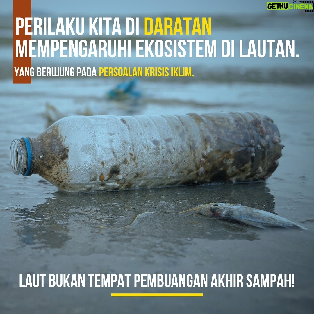 Ramon Y. Tungka - 1.2K Likes - Indonesia mengkonsumsi MIKROPLASTIK terbanyak di dunia!
Begitu bunyi studi yang dipublikasikan di laman Cornell University, Amerika Serikat pada April lalu. Bagaimana bisa?
Bermula dari berlimpahnya sampah plastik di lautan negeri ini yang terdegradasi menjadi partikel-partikel kecil atau mikroplastik yang lalu dikonsumsi oleh koloni plankton.
Disusul gerombolan ikan yang melahap barisan plankton tadi. Sejurus kemudian sejumlah ikan tersebut tersaji di meja makanmu. Siap untuk kau santap!
Tunggu, bagaimana bisa awalnya sampah plastik sowan ke lautan? Mari sama-sama kita tanyakan pada diri sendiri.
…
Itu baru persoalan mikroplastik, kawan!
Belum lagi isu lainnya yang menggelindingkan bola salju persoalan krisis iklim yang nyata terjadi di bumi.
Seperti terpampang pada slide terakhir, melelehnya es di kawasan Arktik hasil tangkapan kamera Paul Nicklen. Sebuah imaji pengingat nan menohok!
Pantas rasanya imaji tersebut lantas diabadikan sebagai sampul sebuah kitab protes bertajuk: Gigaton.
#sayapilihbumi