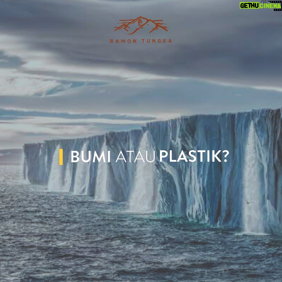 Ramon Y. Tungka - 1.2K Likes - Indonesia mengkonsumsi MIKROPLASTIK terbanyak di dunia!
Begitu bunyi studi yang dipublikasikan di laman Cornell University, Amerika Serikat pada April lalu. Bagaimana bisa?
Bermula dari berlimpahnya sampah plastik di lautan negeri ini yang terdegradasi menjadi partikel-partikel kecil atau mikroplastik yang lalu dikonsumsi oleh koloni plankton.
Disusul gerombolan ikan yang melahap barisan plankton tadi. Sejurus kemudian sejumlah ikan tersebut tersaji di meja makanmu. Siap untuk kau santap!
Tunggu, bagaimana bisa awalnya sampah plastik sowan ke lautan? Mari sama-sama kita tanyakan pada diri sendiri.
…
Itu baru persoalan mikroplastik, kawan!
Belum lagi isu lainnya yang menggelindingkan bola salju persoalan krisis iklim yang nyata terjadi di bumi.
Seperti terpampang pada slide terakhir, melelehnya es di kawasan Arktik hasil tangkapan kamera Paul Nicklen. Sebuah imaji pengingat nan menohok!
Pantas rasanya imaji tersebut lantas diabadikan sebagai sampul sebuah kitab protes bertajuk: Gigaton.
#sayapilihbumi