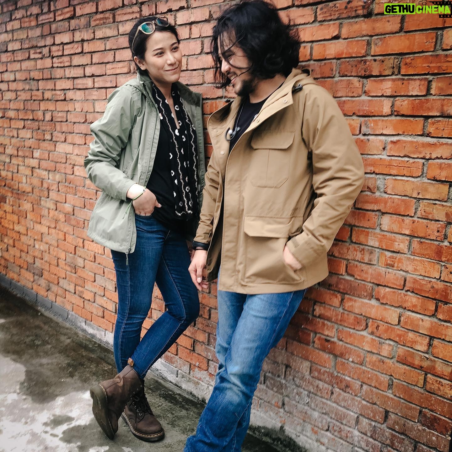 Ramon Y. Tungka - 6.6K Likes - Teruntuk CEO di rumah yang sedang berulangtahun:
Tanpamu mungkin aku sering tersesat. Enggan mencuci kaos kaki, salah menakar racikan kopi, terlalu gosong membakar roti, and the blah.. and the blah.
Perlu kau ketahui, Your listening skill is a work of art! Caramu menganalisa sungguh presisi, khususon meladeni tuturan cerita perjalanan suamimu yang nyentrik ini.
Hari ini kamu tak perlu repot bebersih rumah. Yaiyalaaaahhh.. lha wong lagi halan-halan liburan!
Happy birthday to my favorite superhero!
Selalu sehat, bahagia, dilimpahkan penuh energi kebaikan untuk terus memberi inspirasi baik.
Aamiin.
Terus berkarya, Mon Bojo!
❤️