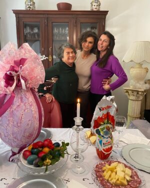 Ramona Bădescu Instagram - Hristos a înviat! Să aveți lumină în suflet și în viața,dragii mei români! Din Roma,în casa prietenei mele unde sărbătorim românește alături de cei dragi, vă doresc sărbători binecuvântate !
