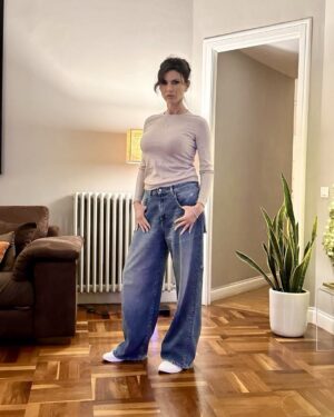Ramona Bădescu Instagram - O zi plăcută vă doresc. Mă pregătesc de filmare și ador acest jeans Icon Denim Los Angeles #filmare #Icon Denim Los Angeles