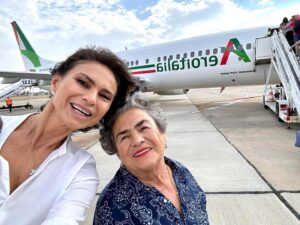 Ramona Bădescu Instagram - Mă întorc la Roma ,cu Aeroitalia , dar nu singură, cu mami meu care de abia așteaptă să l revadă pe Igna! #aeroitalia #calatorie #bunica
