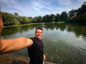Ramy Radwan Instagram - ولا مطة ايد Mister Fantastic 😄
#oxford#charlbury#cotswolds#nature#countryside#lake#greenery#fairytalefarm#relaxing#uk